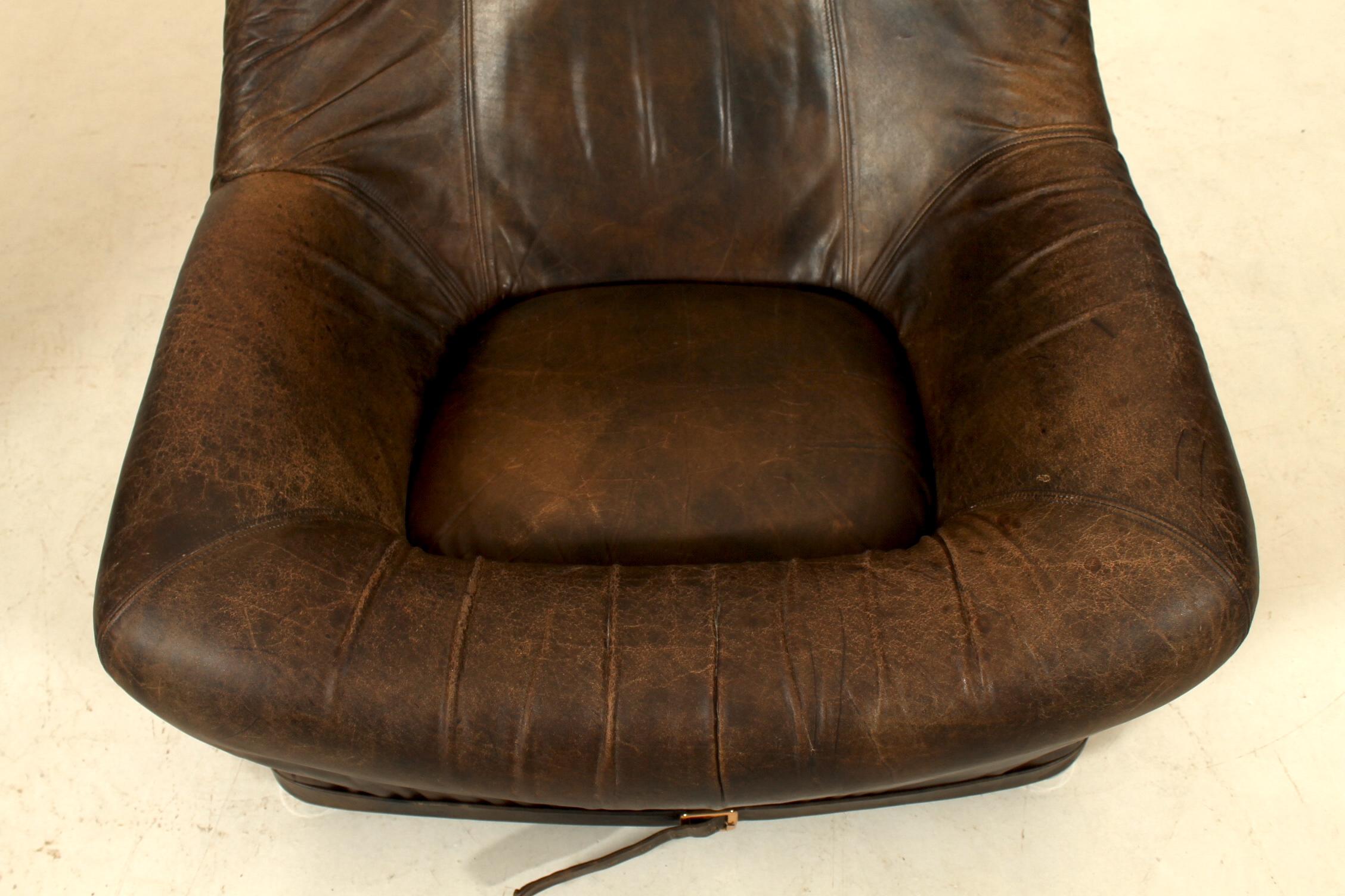 Pair of leather loungers with a belt. Attributed De Sede. For Sale 2