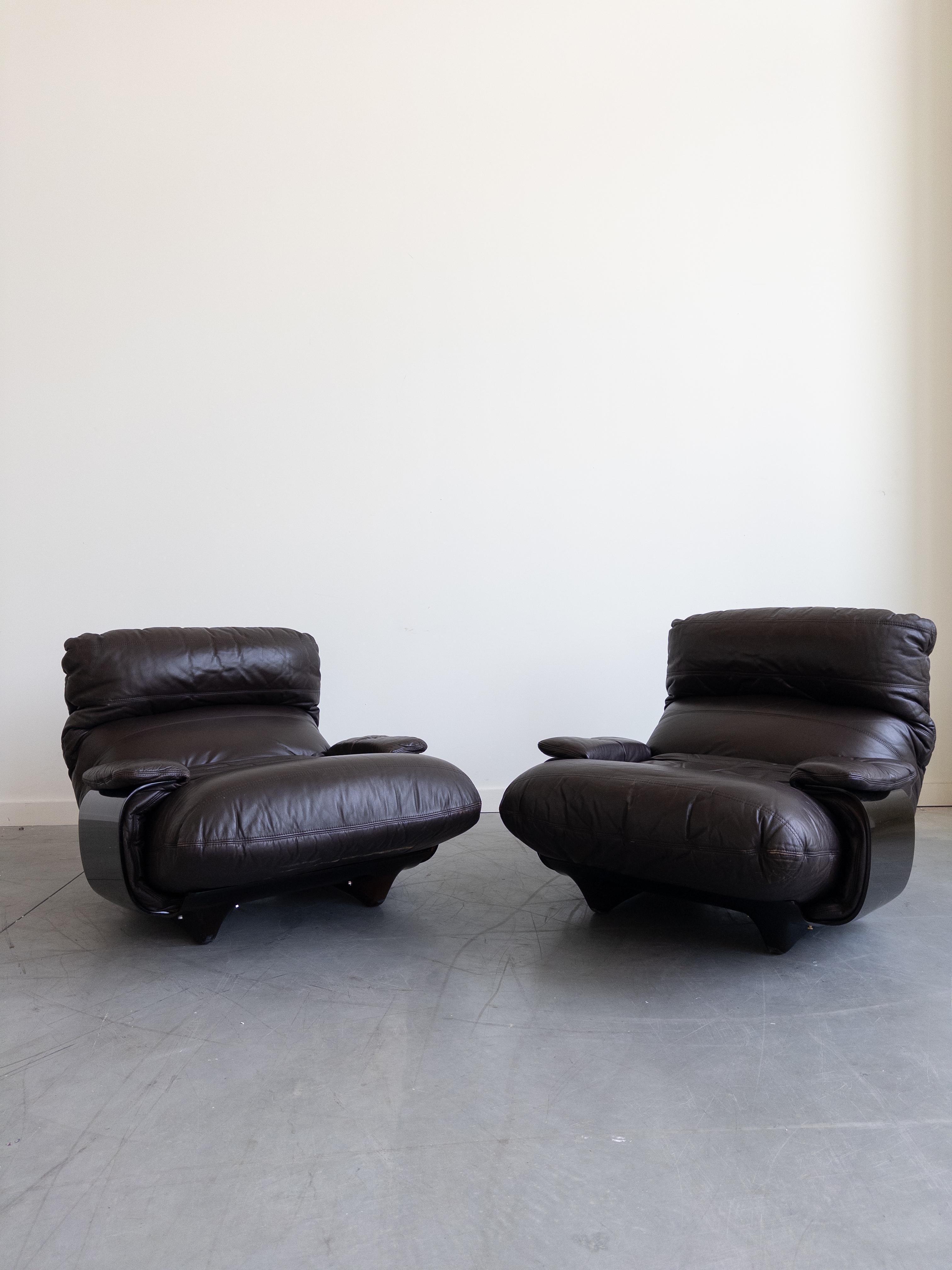 Ein Paar Marsala-Lounge-Sessel aus Leder, entworfen von Michel Ducaroy für Lignet Roset, Frankreich, 1970er Jahre. Die Marsala-Stühle haben einen skulpturalen Rahmen aus bernsteinfarbenem Plexiglas, der vollständig gebogen ist. Dieser Marsala-Stuhl