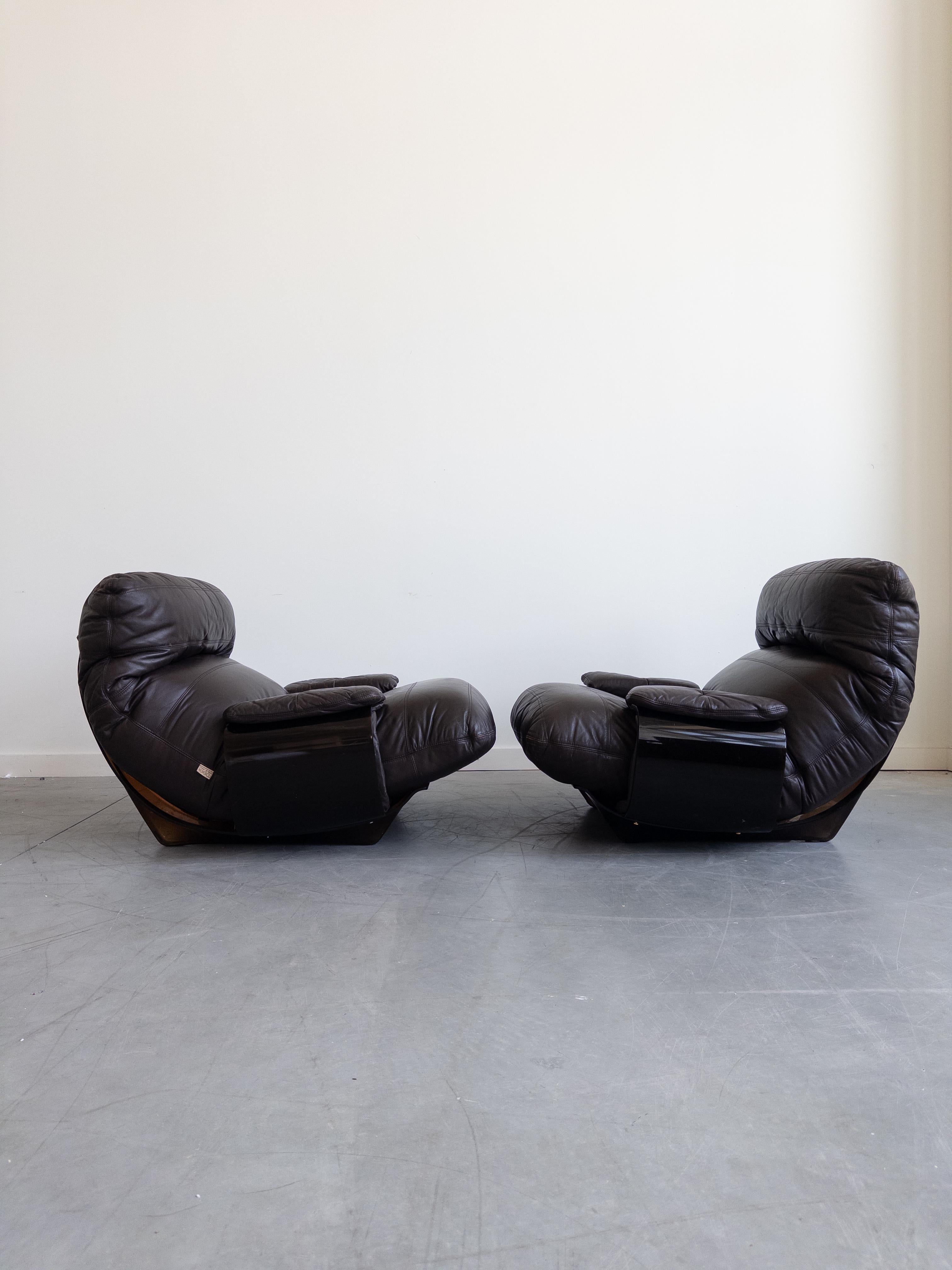 Paar Marsala-Loungesessel aus Leder von Michel Ducaroy für Ligne Roset, Paar (Moderne der Mitte des Jahrhunderts) im Angebot