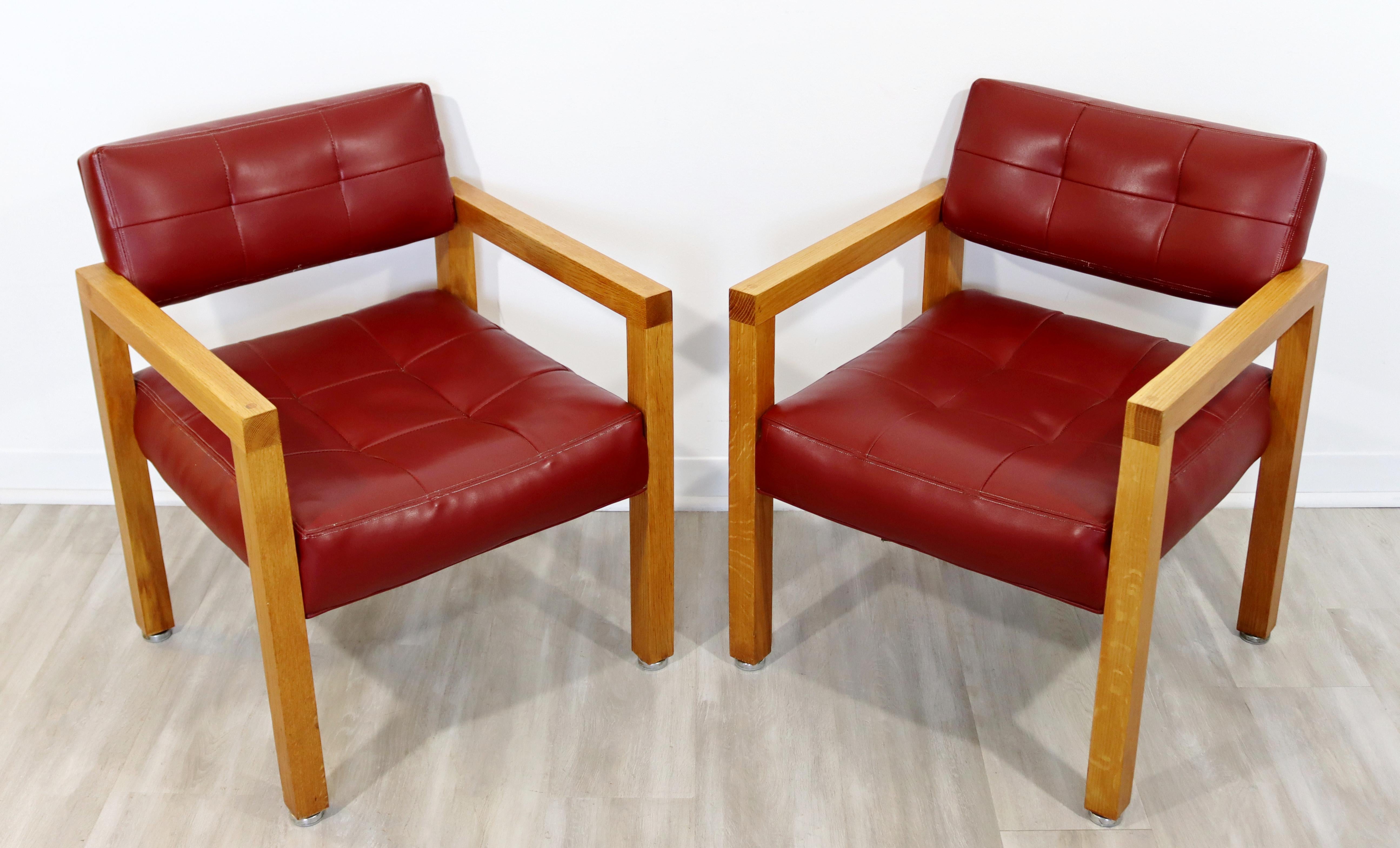 For your consideration is a gorgeous pair of leather upholstered lounge or accent armchairs, by Milo Baughman for Thayer Coggin, circa the 1970s. In good vintage condition. 

The dimensions are 23.5