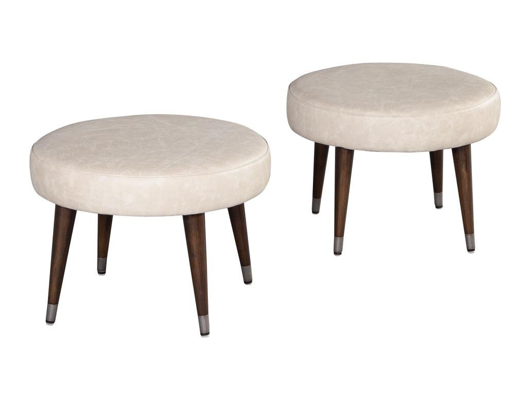 Pair of leather Mid-Century Modern ottomans footstools. Natural walnut wood legs, rustic silver foot caps and light grey Italian leather. American, circa 1970's, fully restored.
Price includes complimentary curb side delivery to the continental USA.