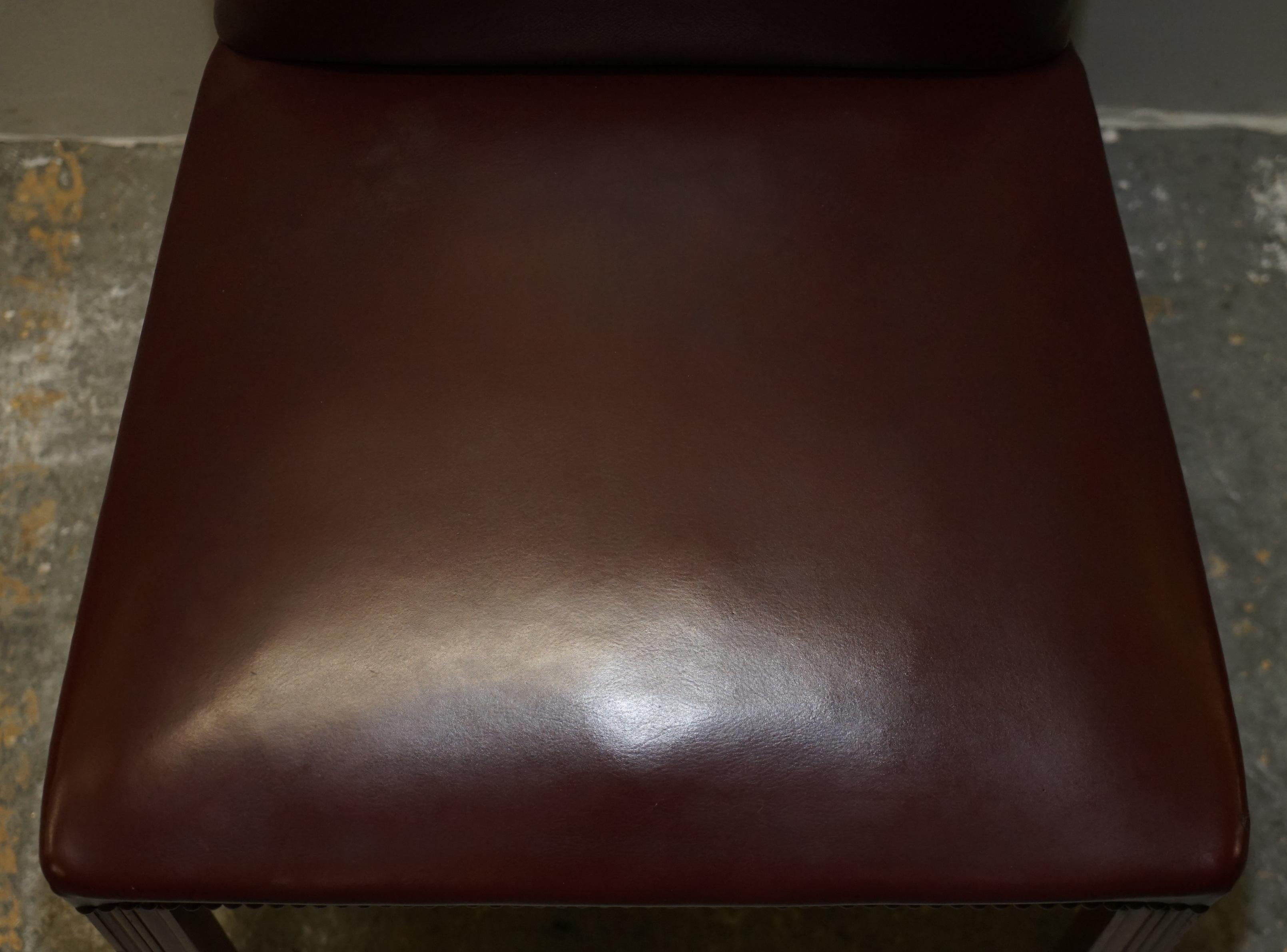 Paire de chaises de coiffeuse en cuir provenant de l'Hôte d'une famille de PRINCESS DIANA en vente 4