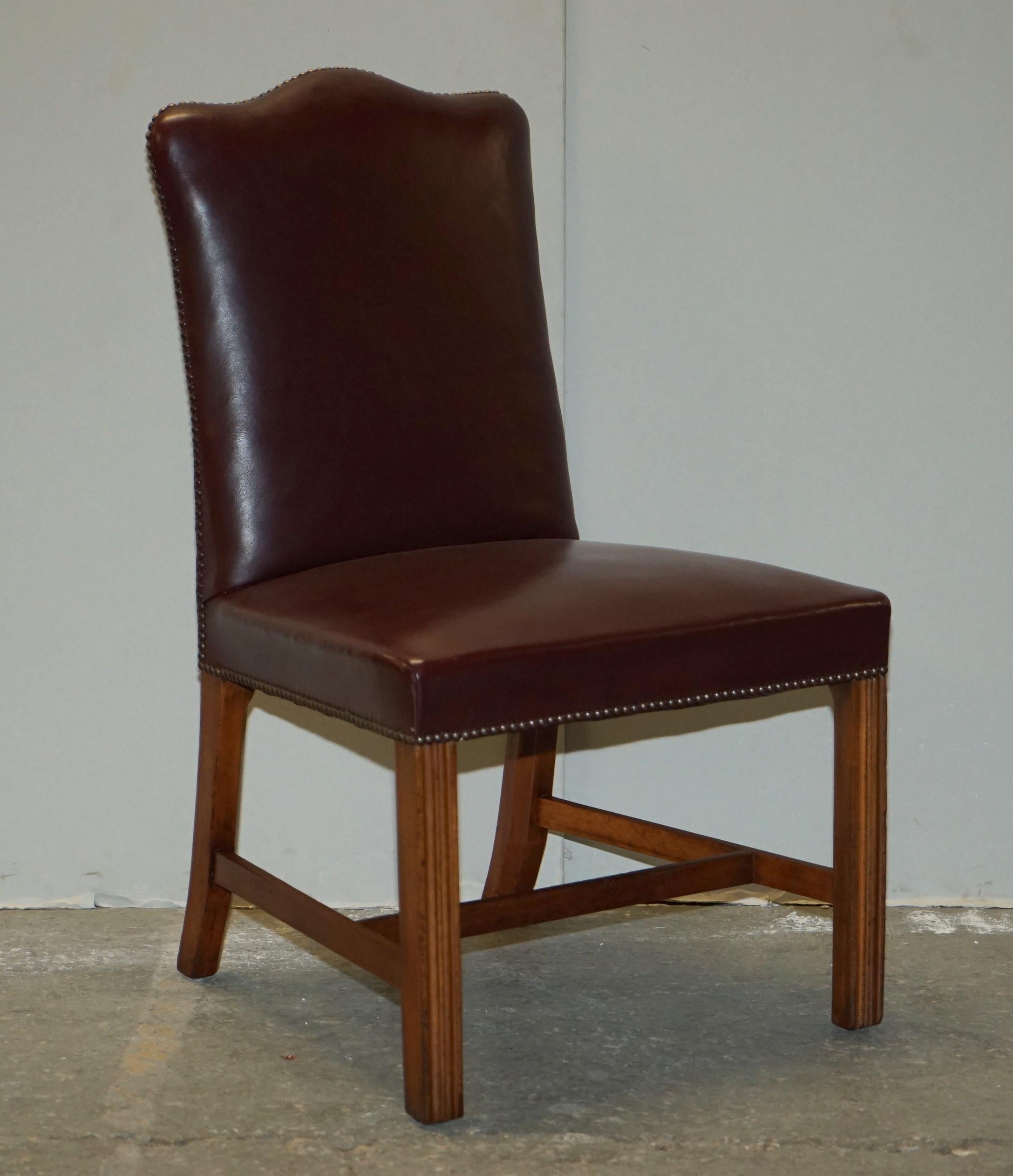 Victorien Paire de chaises de coiffeuse en cuir provenant de l'Hôte d'une famille de PRINCESS DIANA en vente