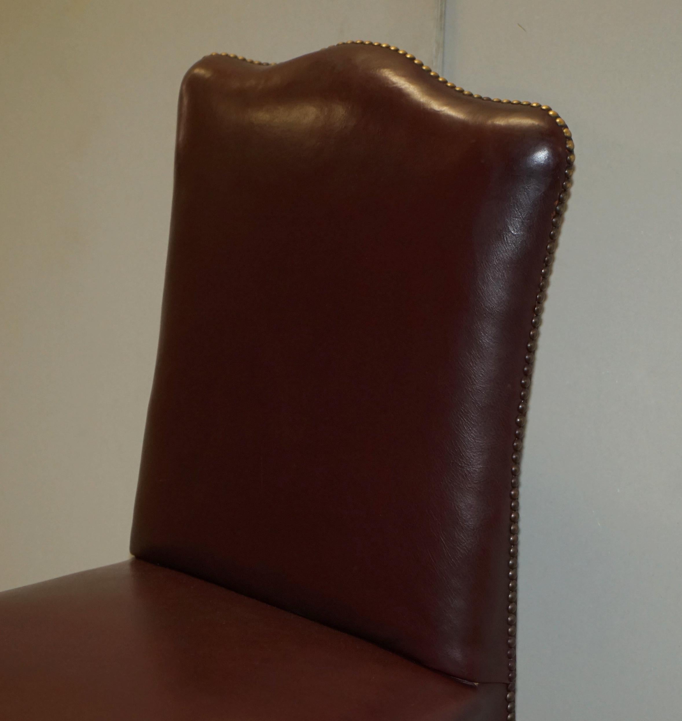 Fait main Paire de chaises de coiffeuse en cuir provenant de l'Hôte d'une famille de PRINCESS DIANA en vente