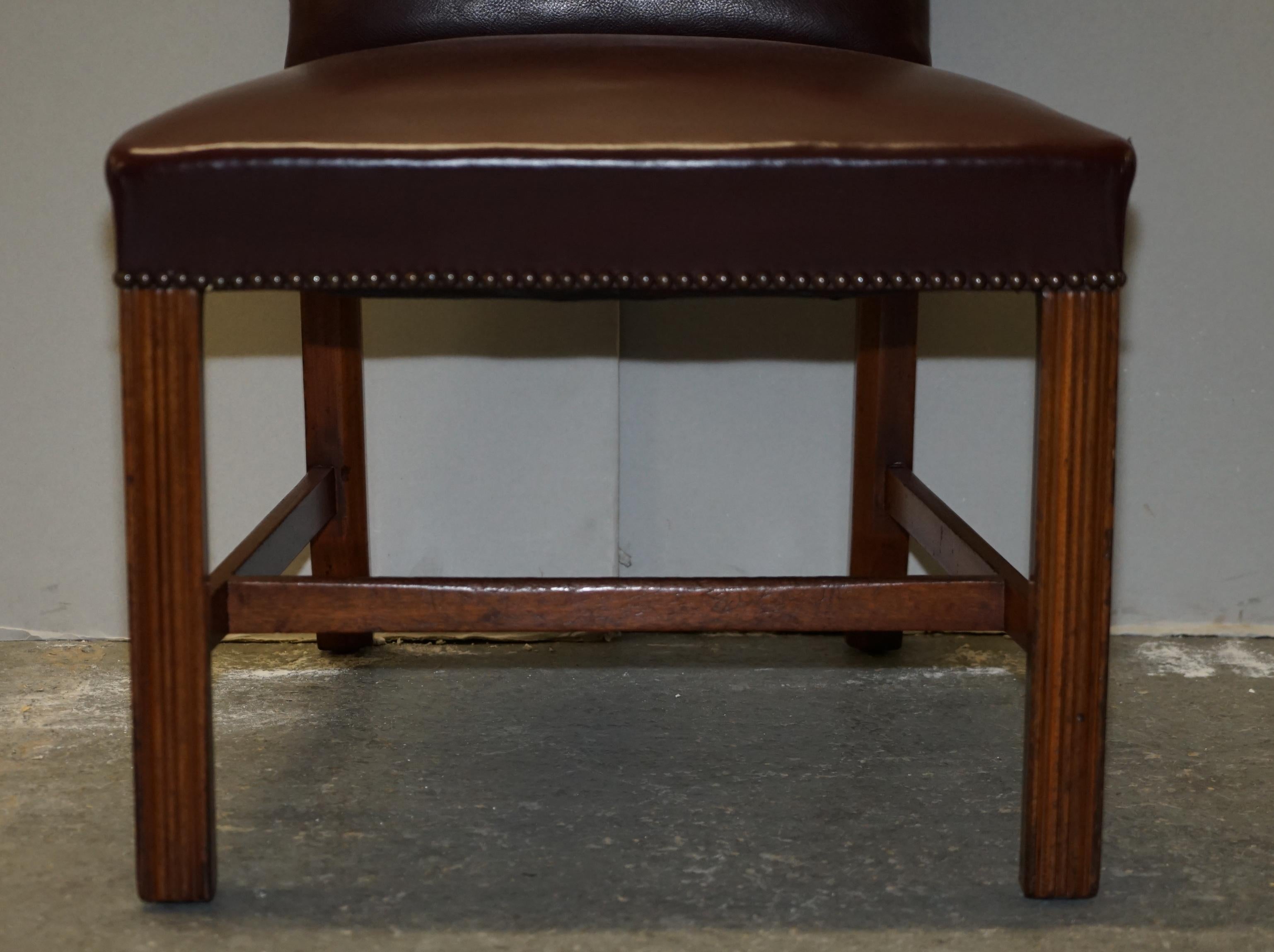 20ième siècle Paire de chaises de coiffeuse en cuir provenant de l'Hôte d'une famille de PRINCESS DIANA en vente
