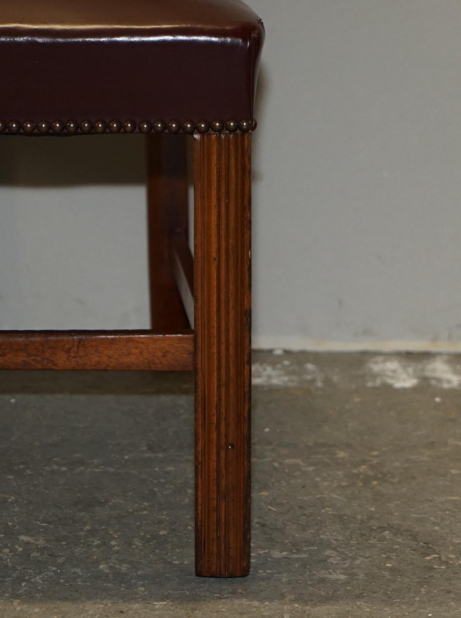 Paire de chaises de coiffeuse en cuir provenant de l'Hôte d'une famille de PRINCESS DIANA en vente 1