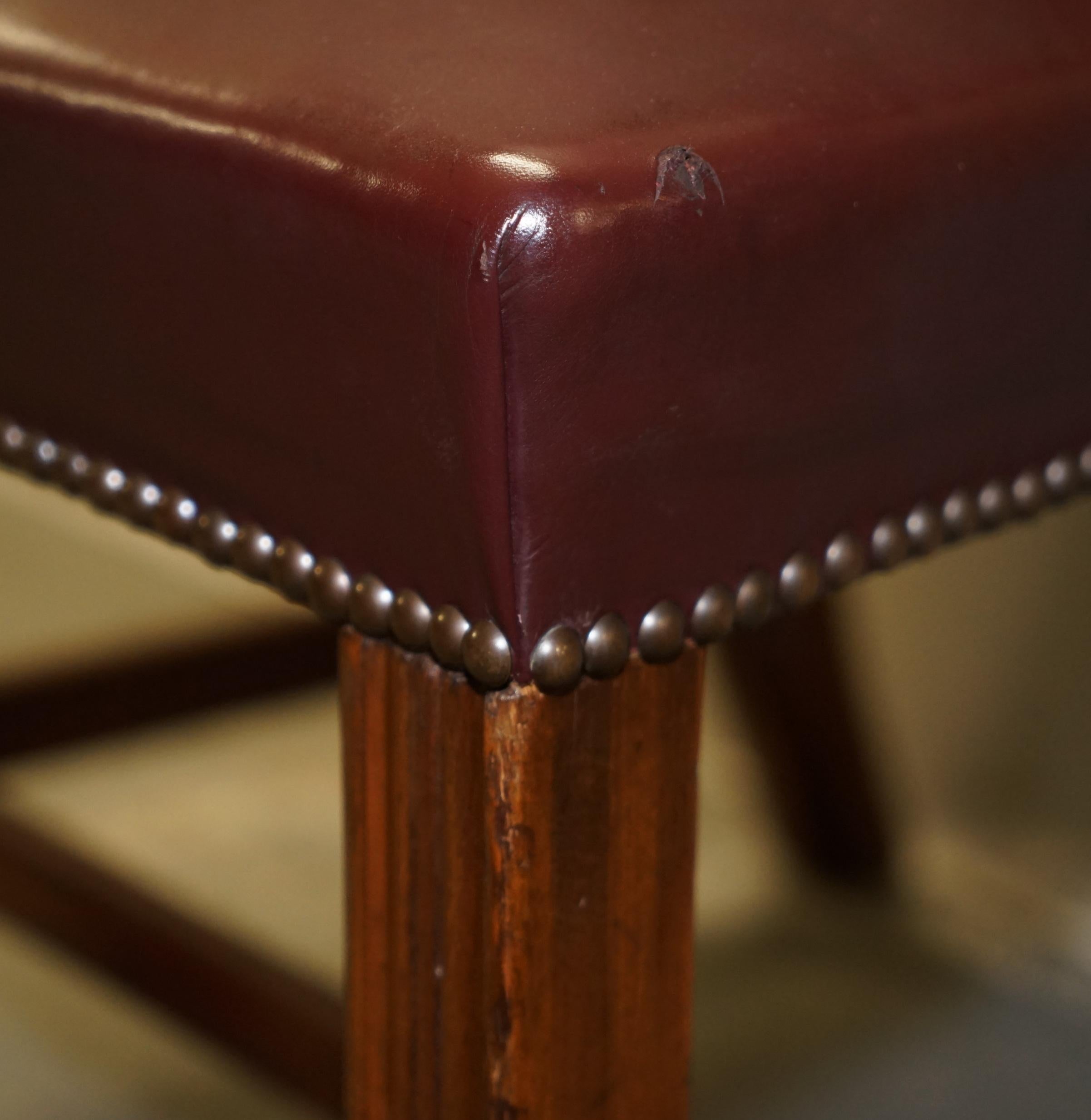 Paire de chaises de coiffeuse en cuir provenant de l'Hôte d'une famille de PRINCESS DIANA en vente 2