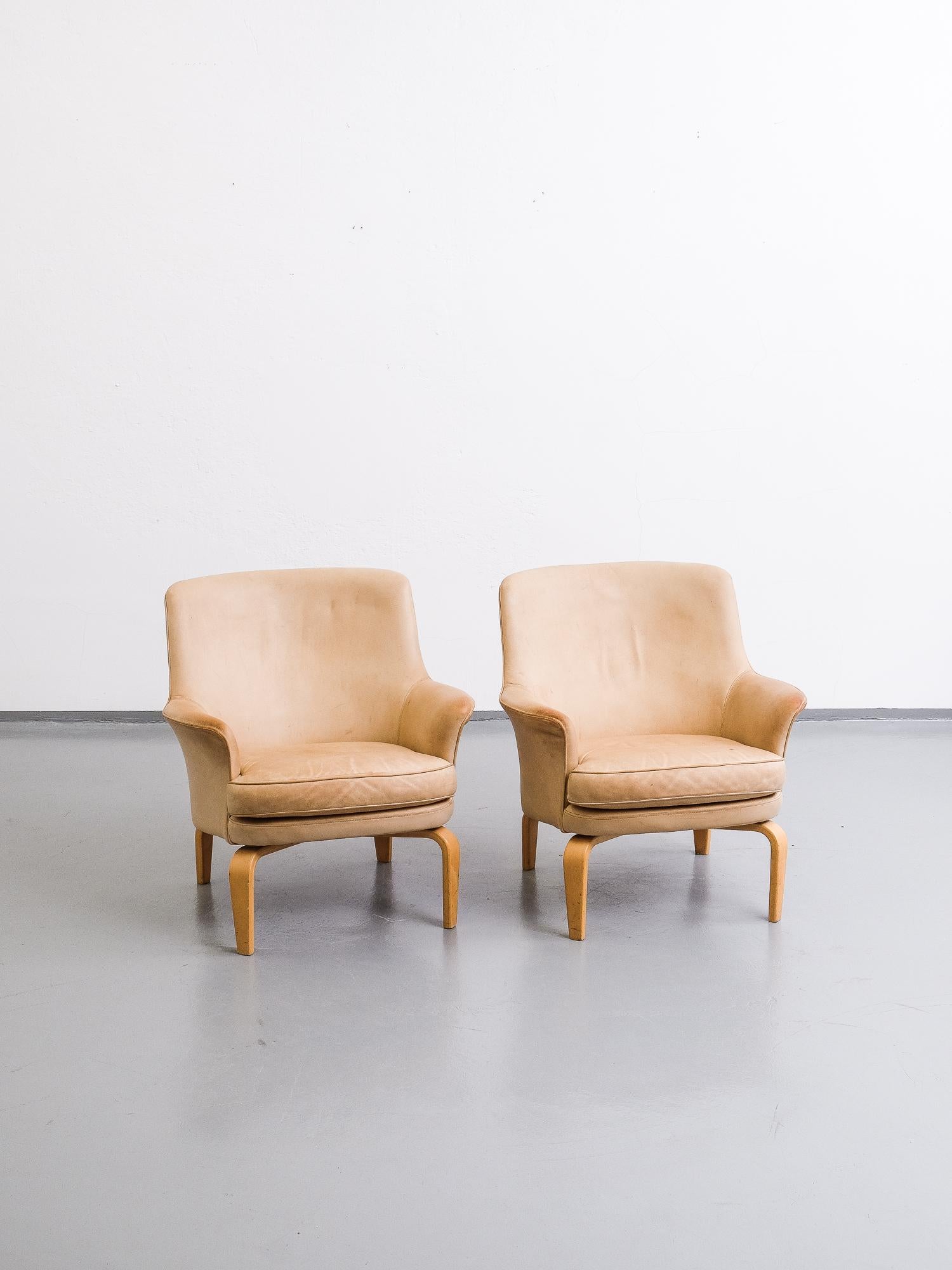 A pair of 'Pilot' lounge chairs in beige leather and on birch feet by Arne Norell for Norell Mobel AB.
Labeled and in good original condition. Patinated leather.