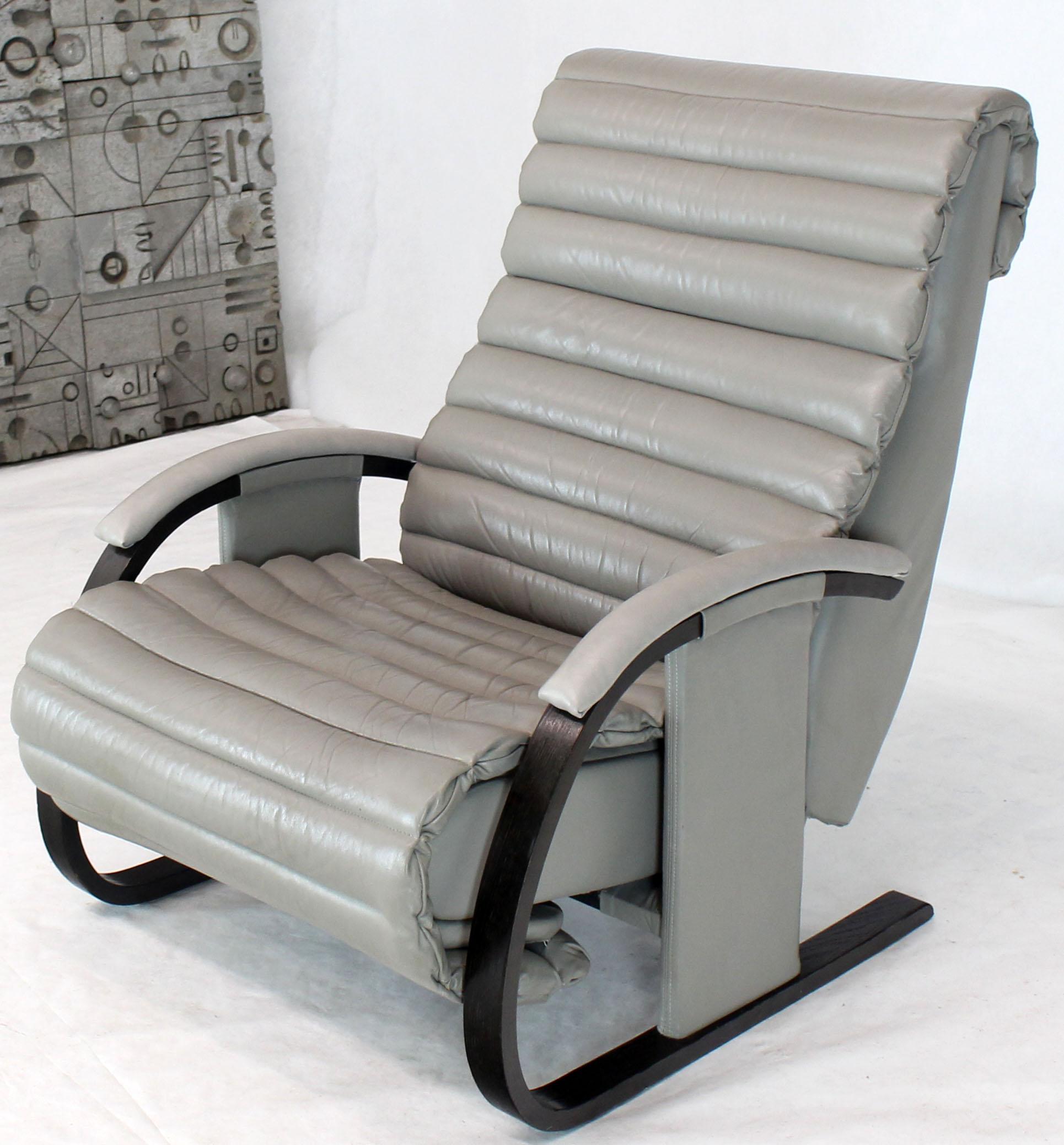 Paire de fauteuils de salon inclinables en cuir à rembourrage côtelé style Tank en bois courbé en vente 2