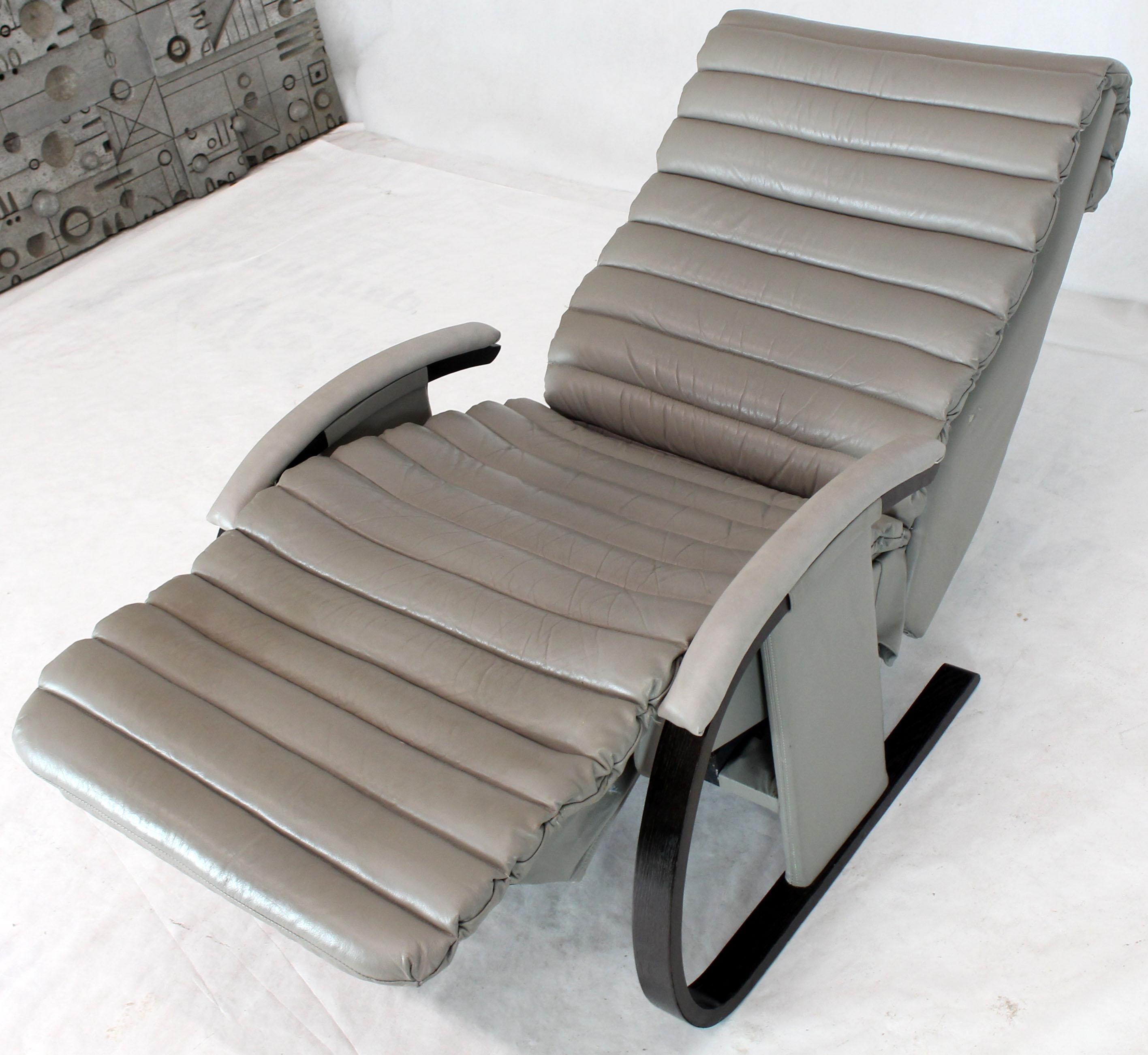 Paire de fauteuils de salon inclinables en cuir à rembourrage côtelé style Tank en bois courbé en vente 3