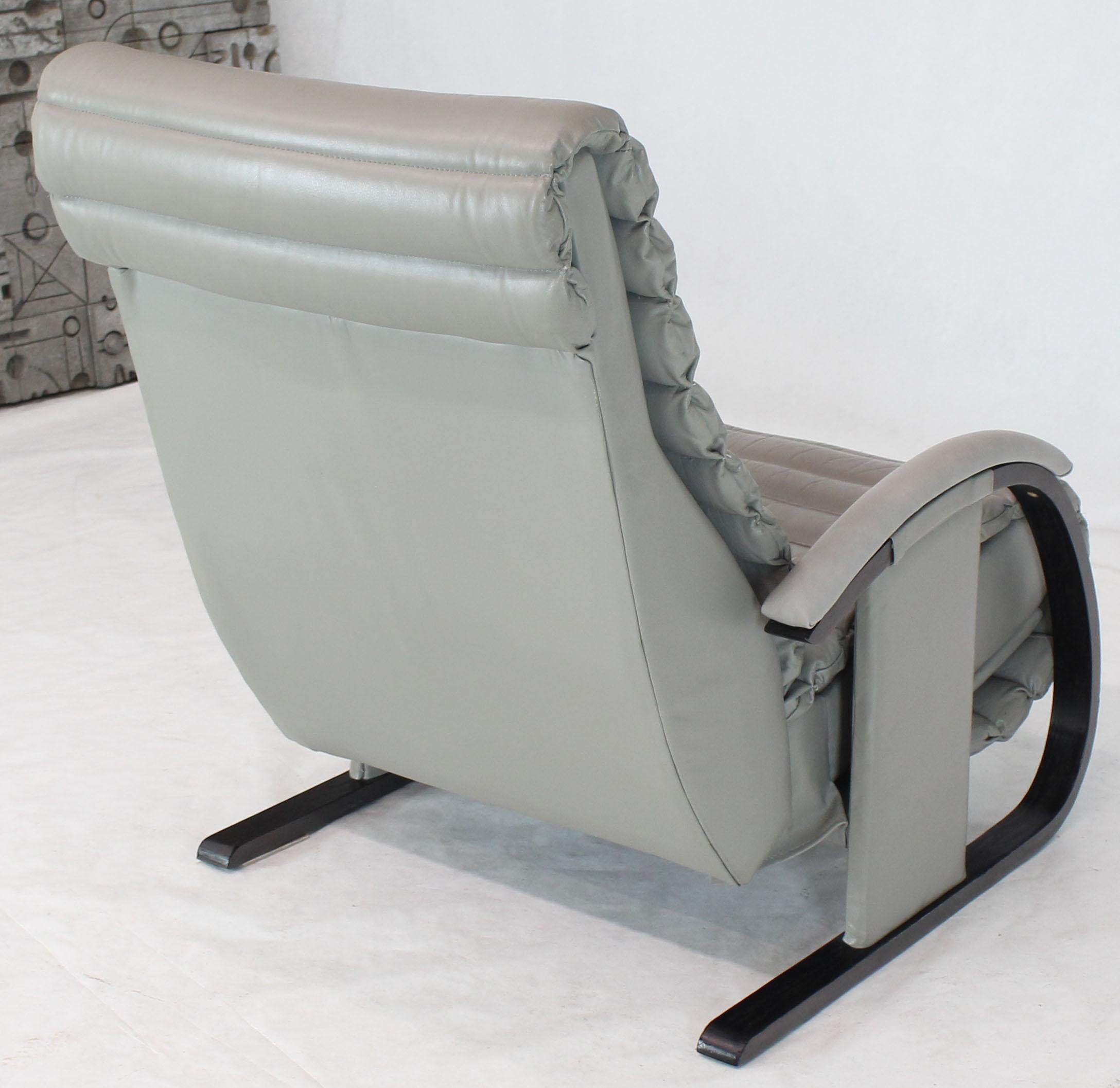 Paire de fauteuils de salon inclinables en cuir à rembourrage côtelé style Tank en bois courbé en vente 7