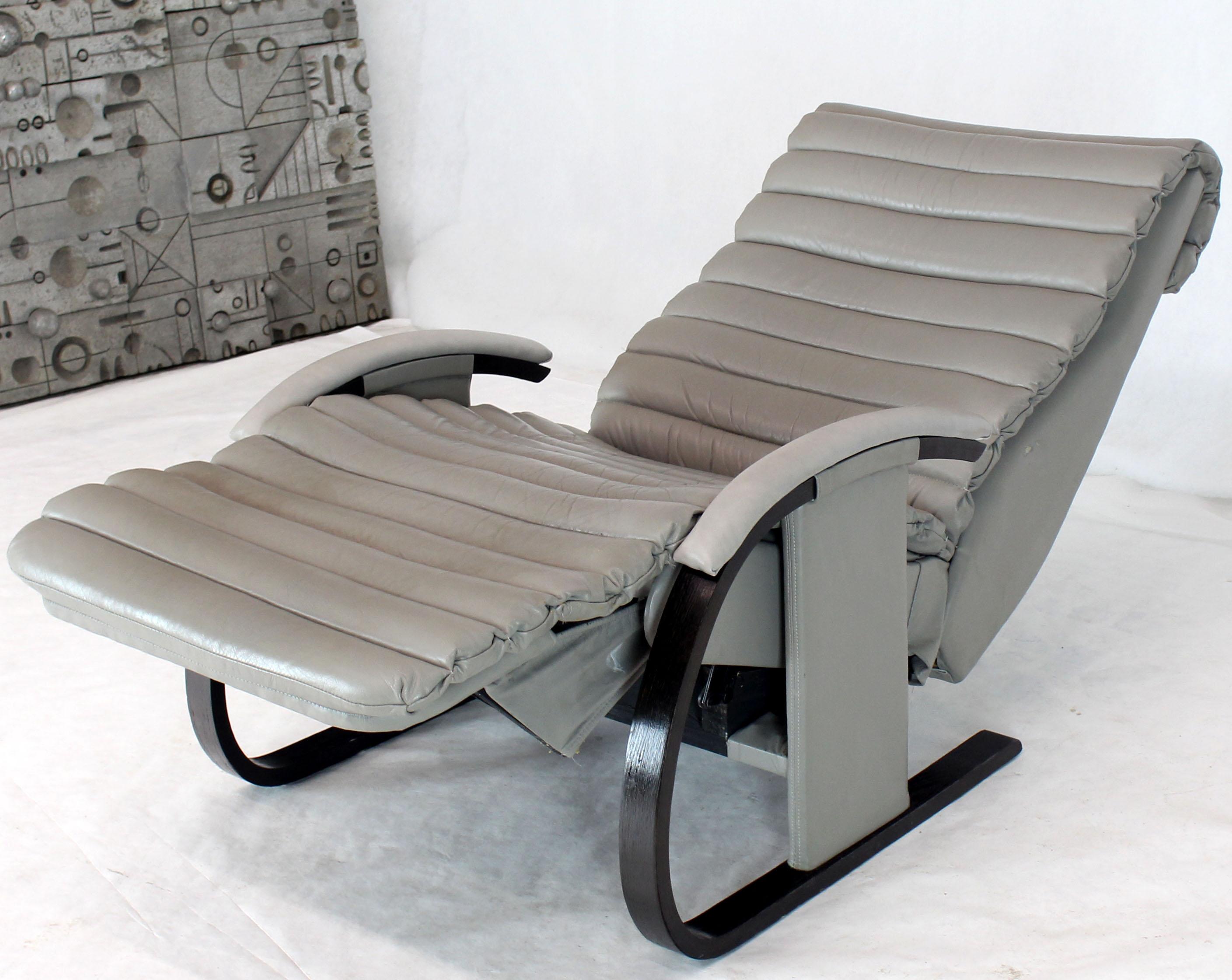 Mid-Century Modern Paire de fauteuils de salon inclinables en cuir à rembourrage côtelé style Tank en bois courbé en vente