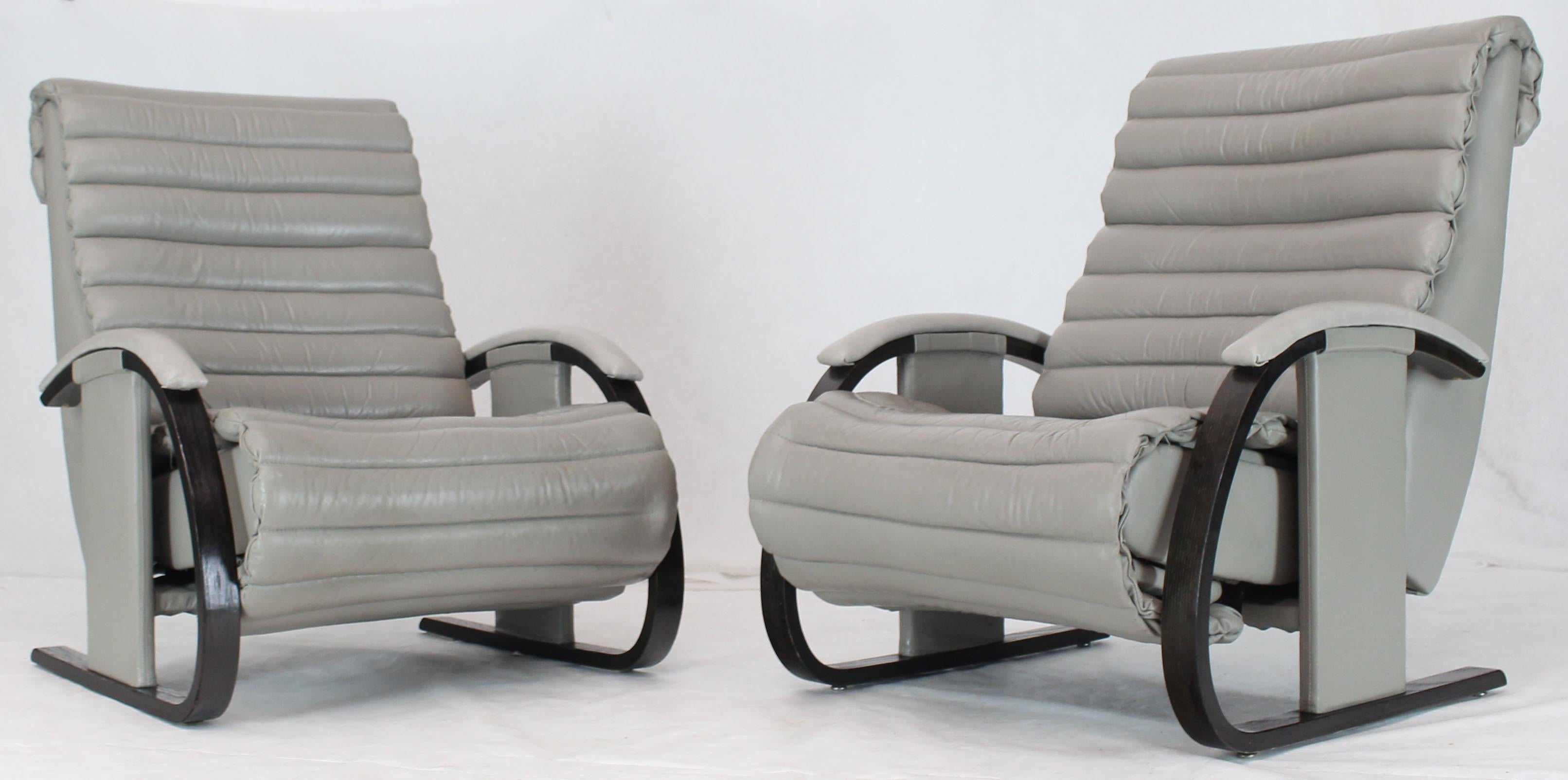 Mid-Century Modern Pair of Leather Ribbed Upholstery Reclining Lounge Chairs Bent Wood Tank Style For Sale