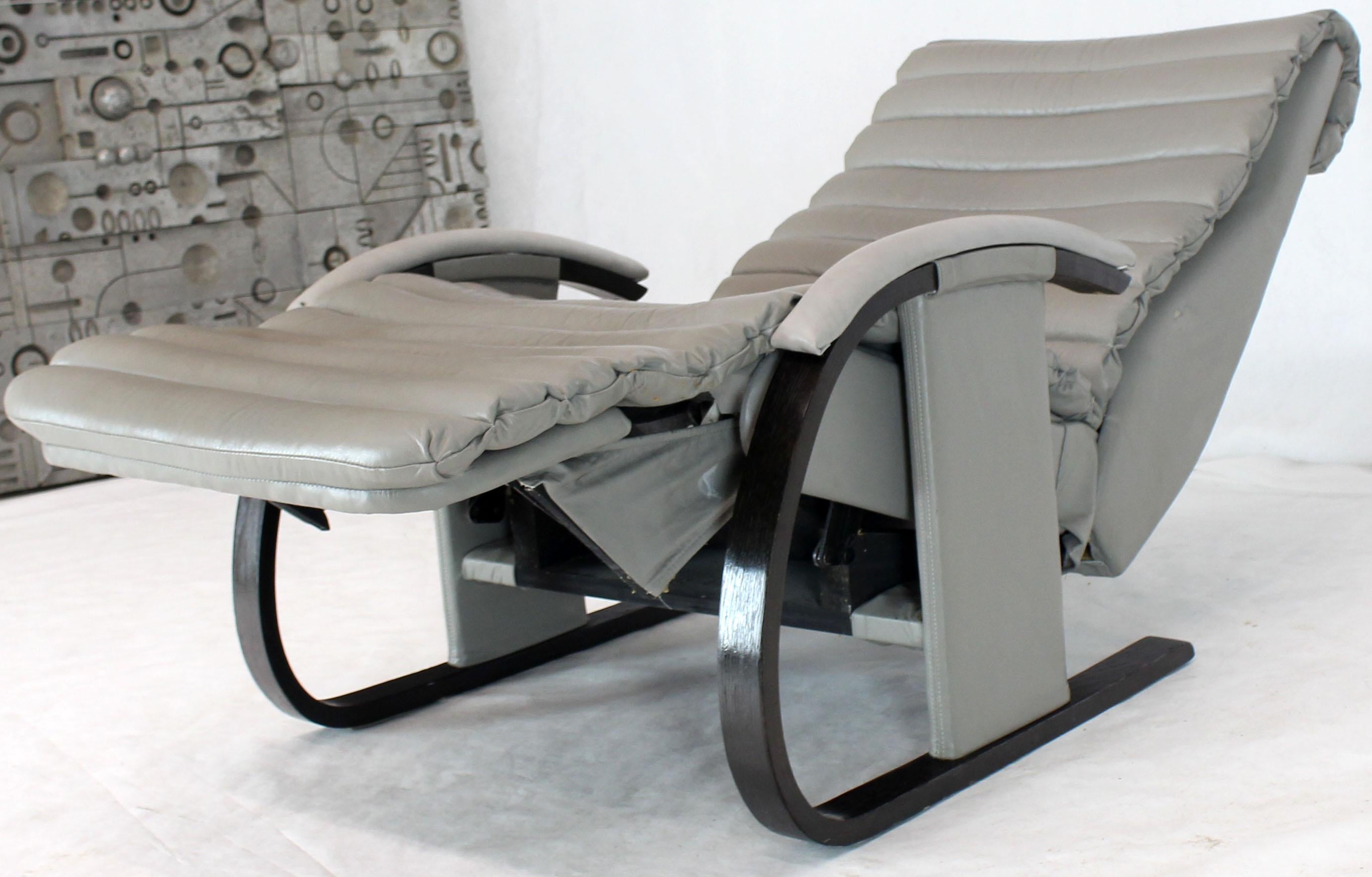 Paire de fauteuils de salon inclinables en cuir à rembourrage côtelé style Tank en bois courbé Bon état - En vente à Rockaway, NJ