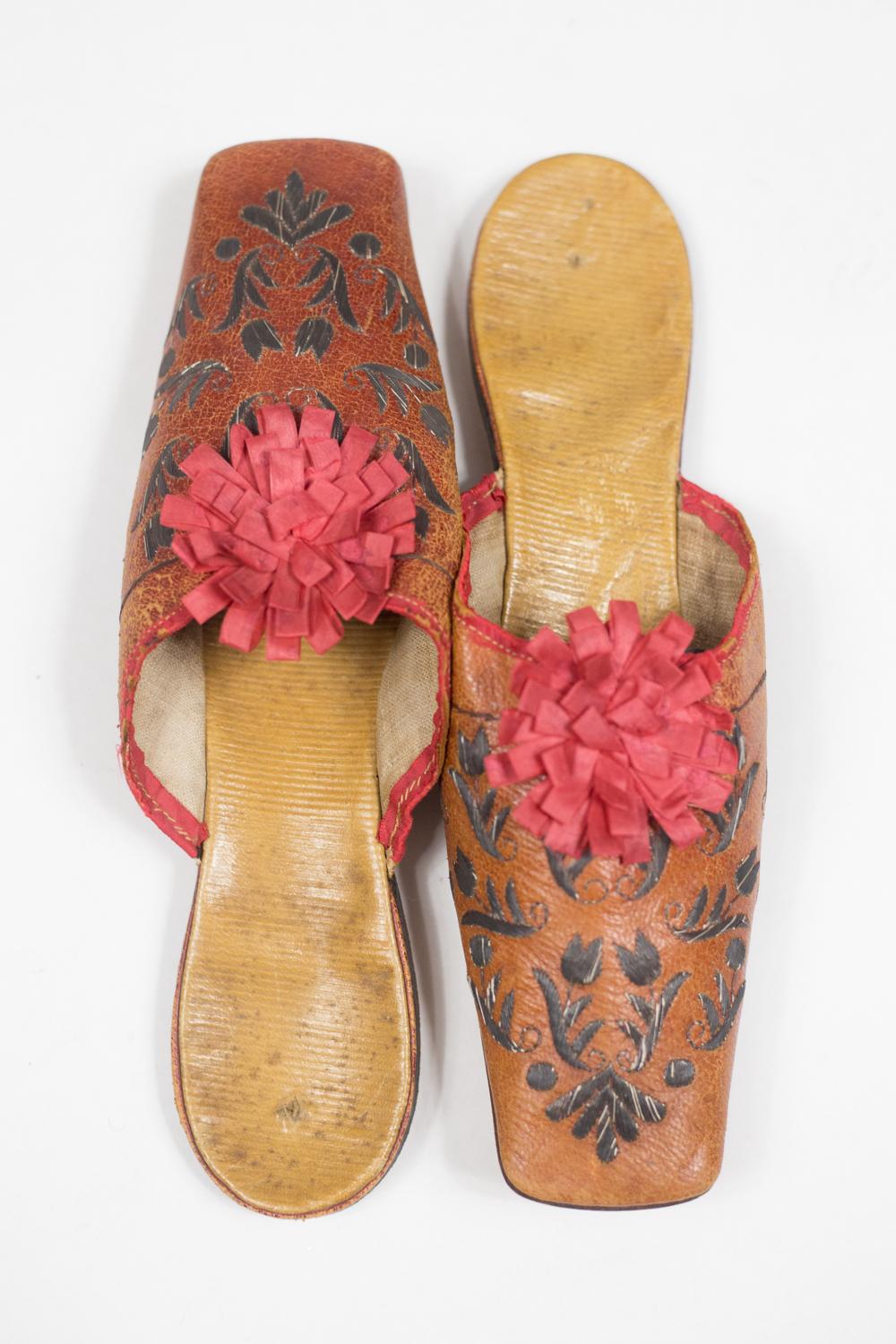 Pair Of Leather Slippers Embroidered With Tulips - France Early 19c For Sale 4