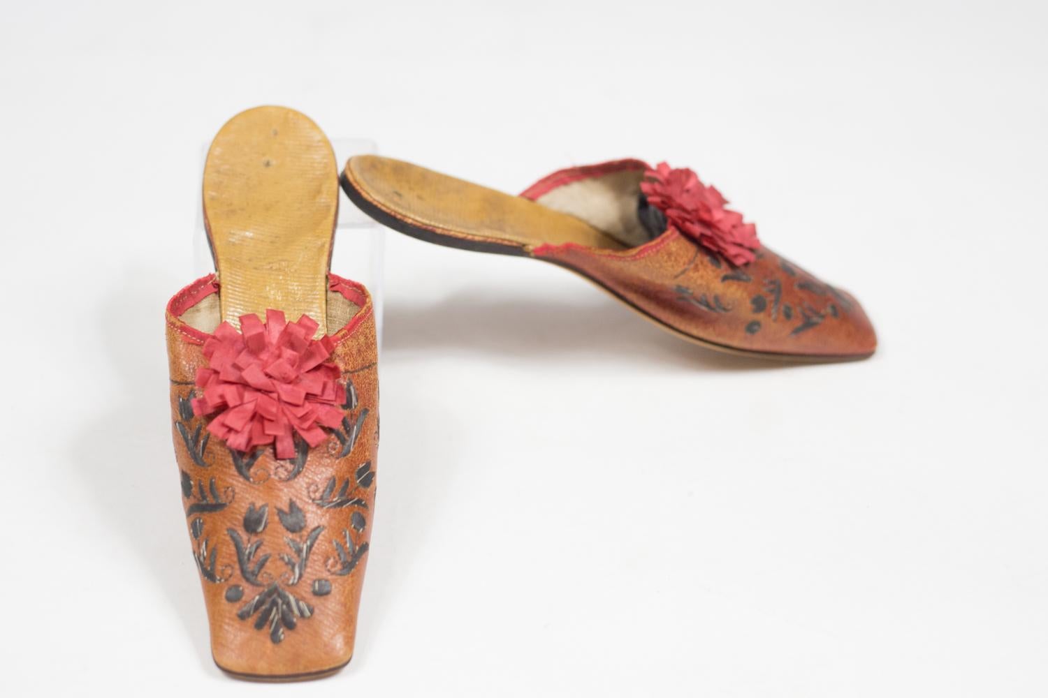 Pair Of Leather Slippers Embroidered With Tulips - France Early 19c For Sale 5