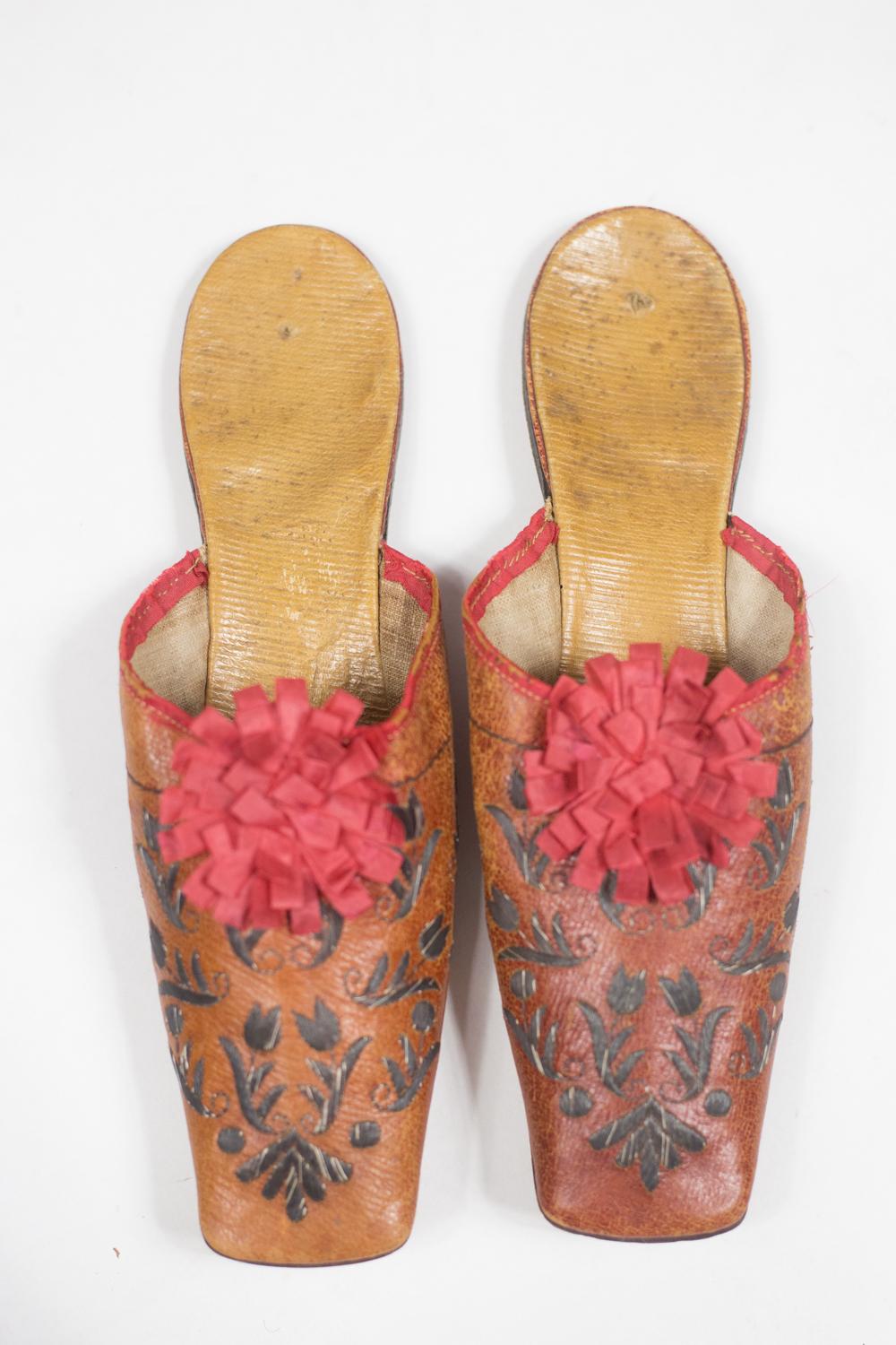 Brown Pair Of Leather Slippers Embroidered With Tulips - France Early 19c For Sale