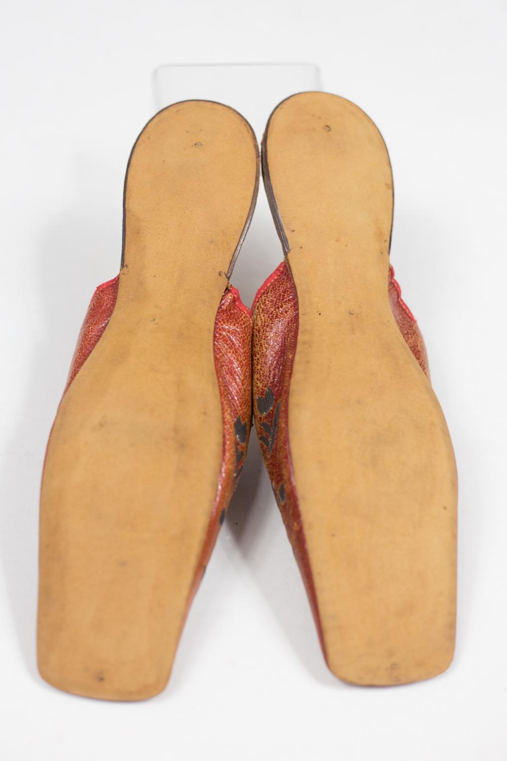 Pair Of Leather Slippers Embroidered With Tulips - France Early 19c In Good Condition For Sale In Toulon, FR