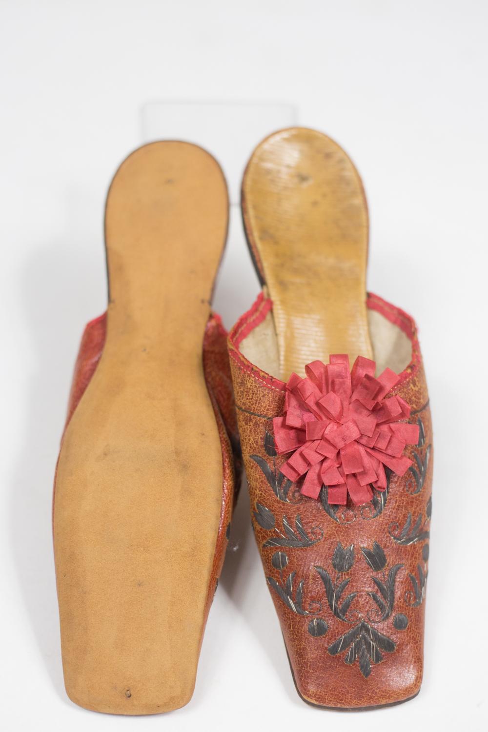 Women's Pair Of Leather Slippers Embroidered With Tulips - France Early 19c For Sale