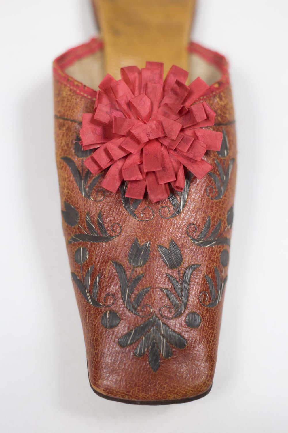 Pair Of Leather Slippers Embroidered With Tulips - France Early 19c For Sale 1