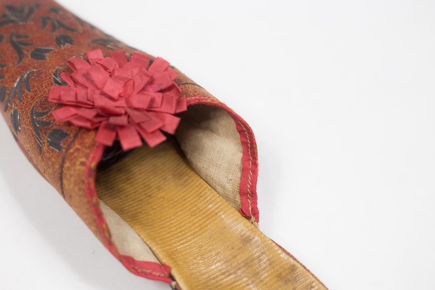 Pair Of Leather Slippers Embroidered With Tulips - France Early 19c For Sale 3