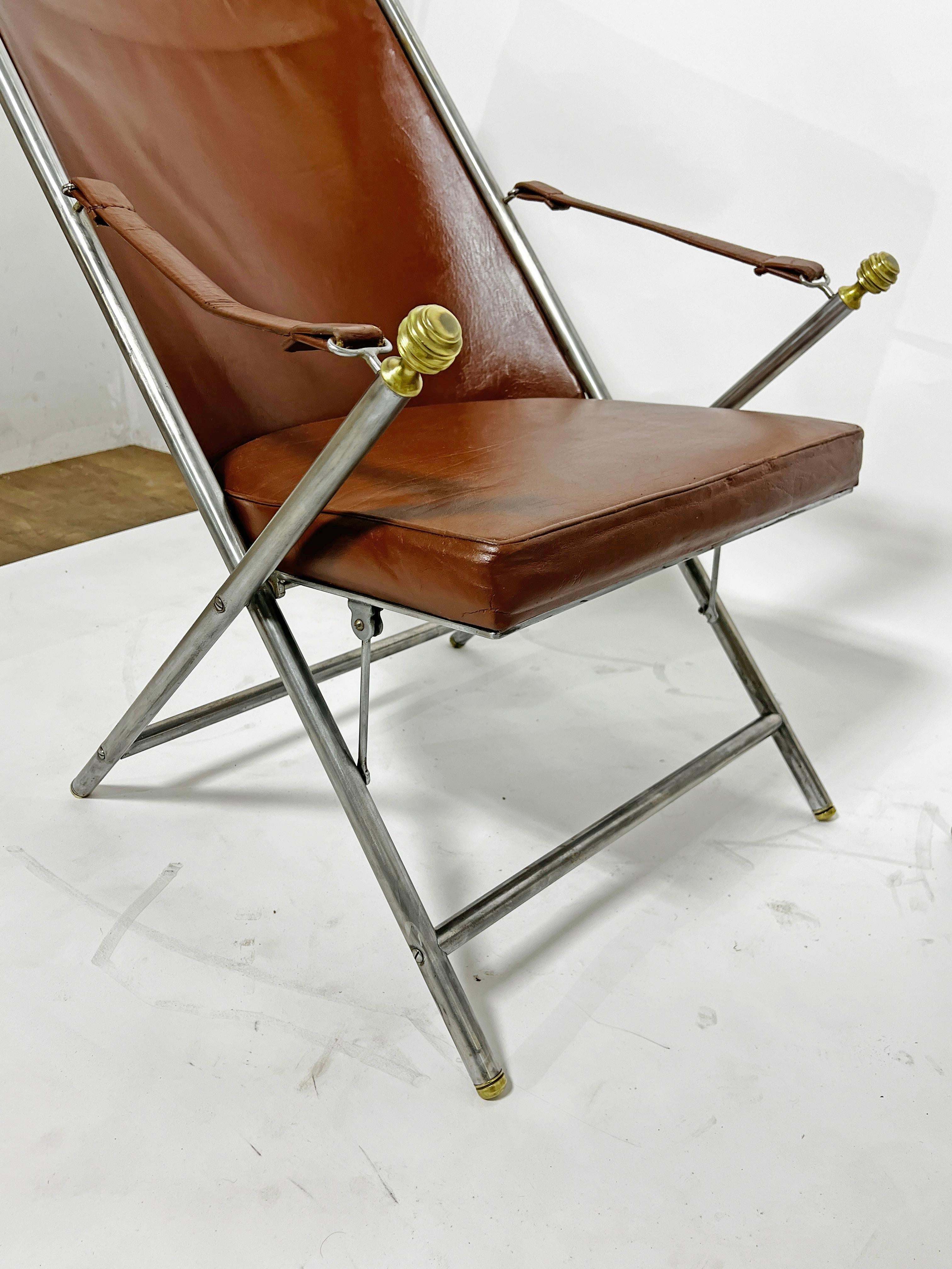 Pareja de sillas de campaña de cuero y metal mixto Ca. 1960s en venta 3