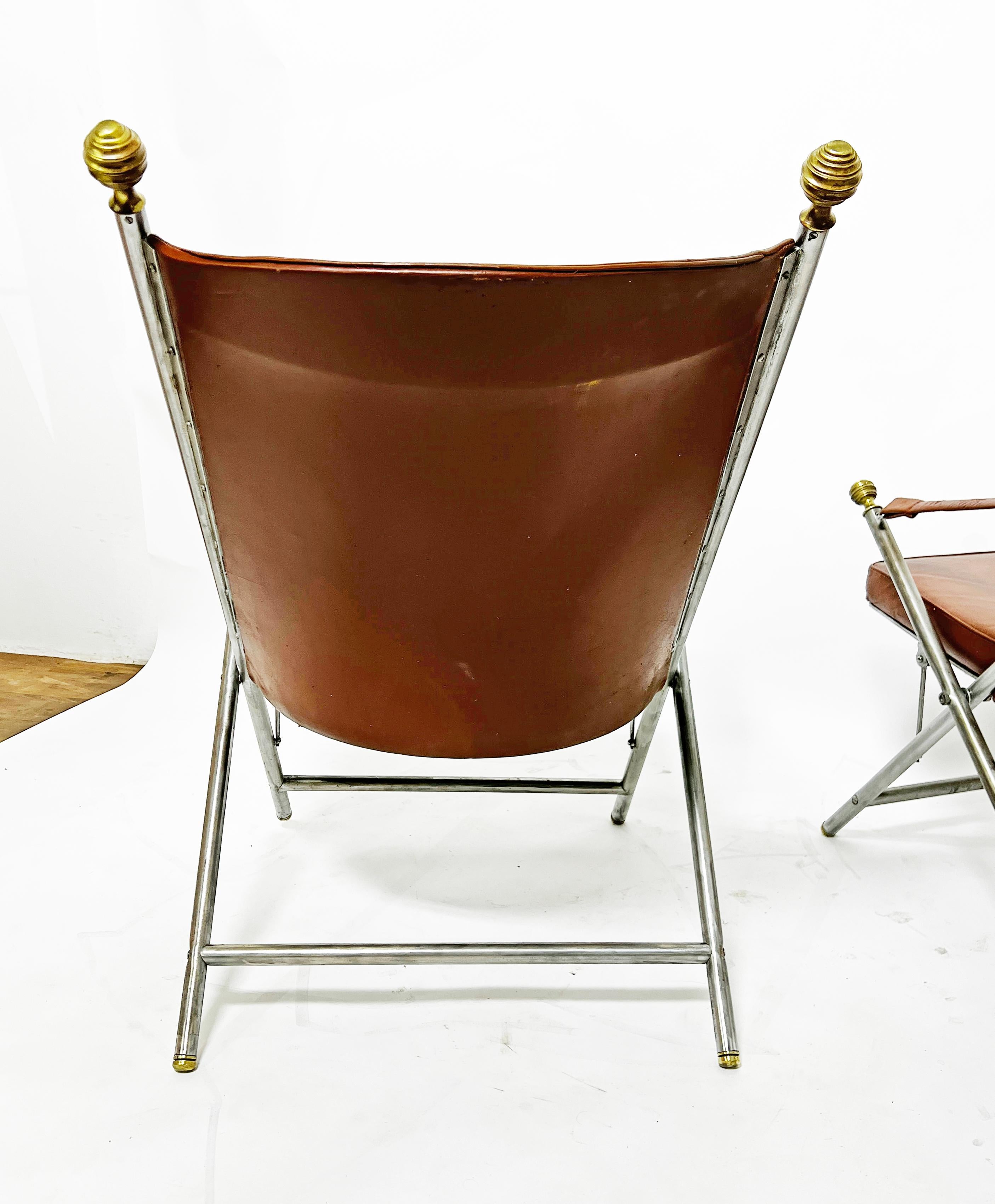 Pareja de sillas de campaña de cuero y metal mixto Ca. 1960s en venta 4