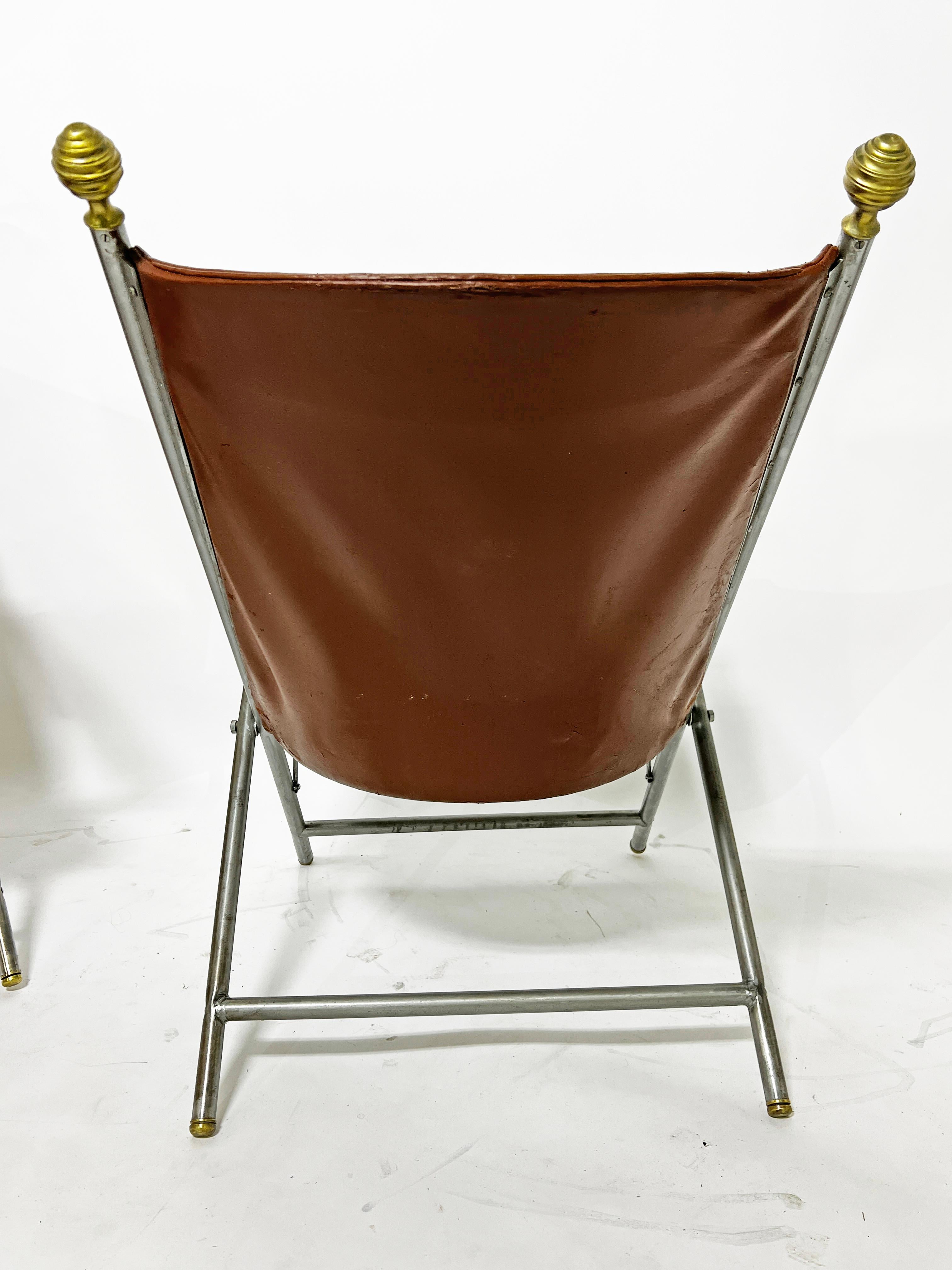 Pareja de sillas de campaña de cuero y metal mixto Ca. 1960s en venta 5