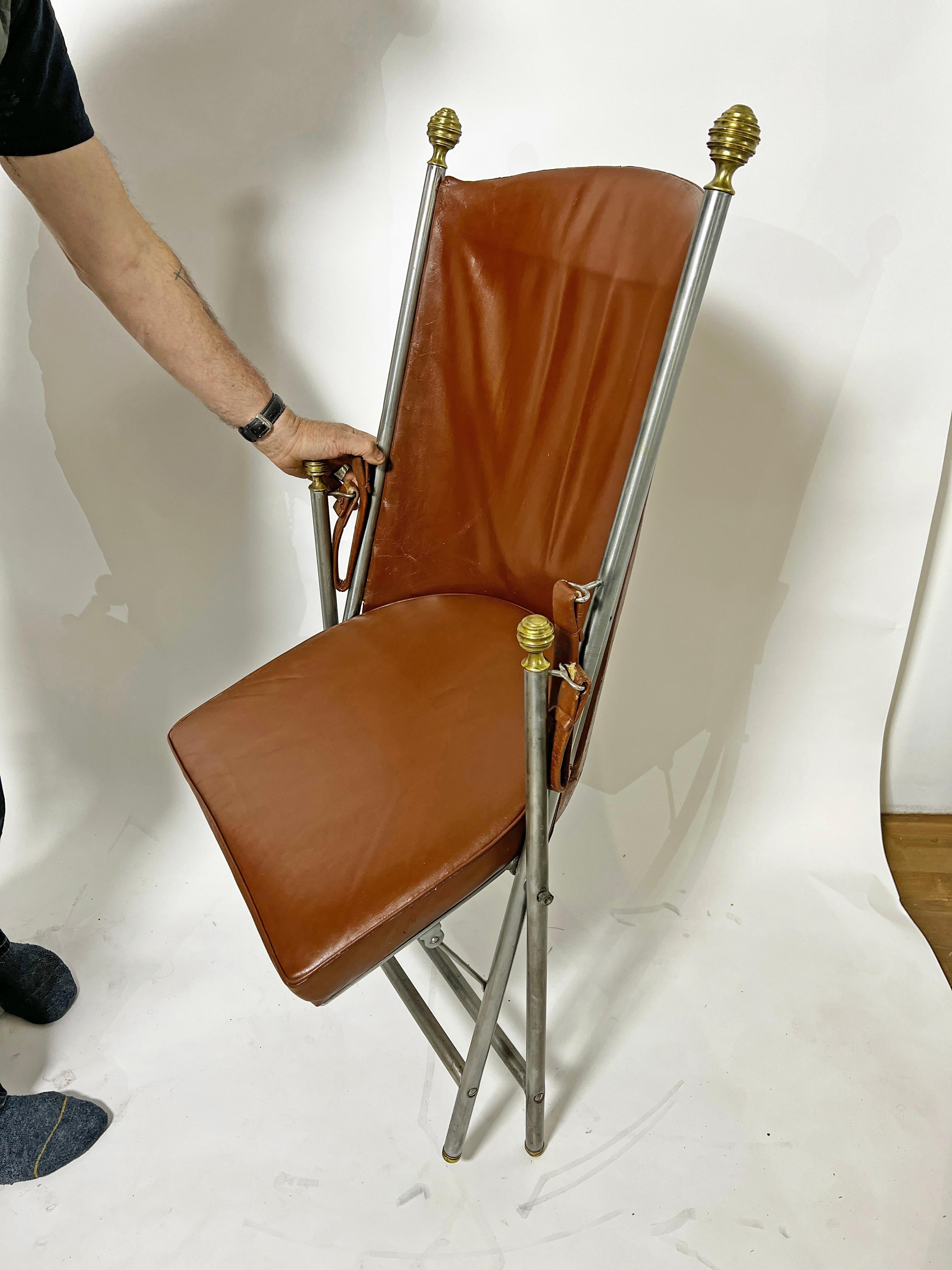 Pareja de sillas de campaña de cuero y metal mixto Ca. 1960s en venta 6