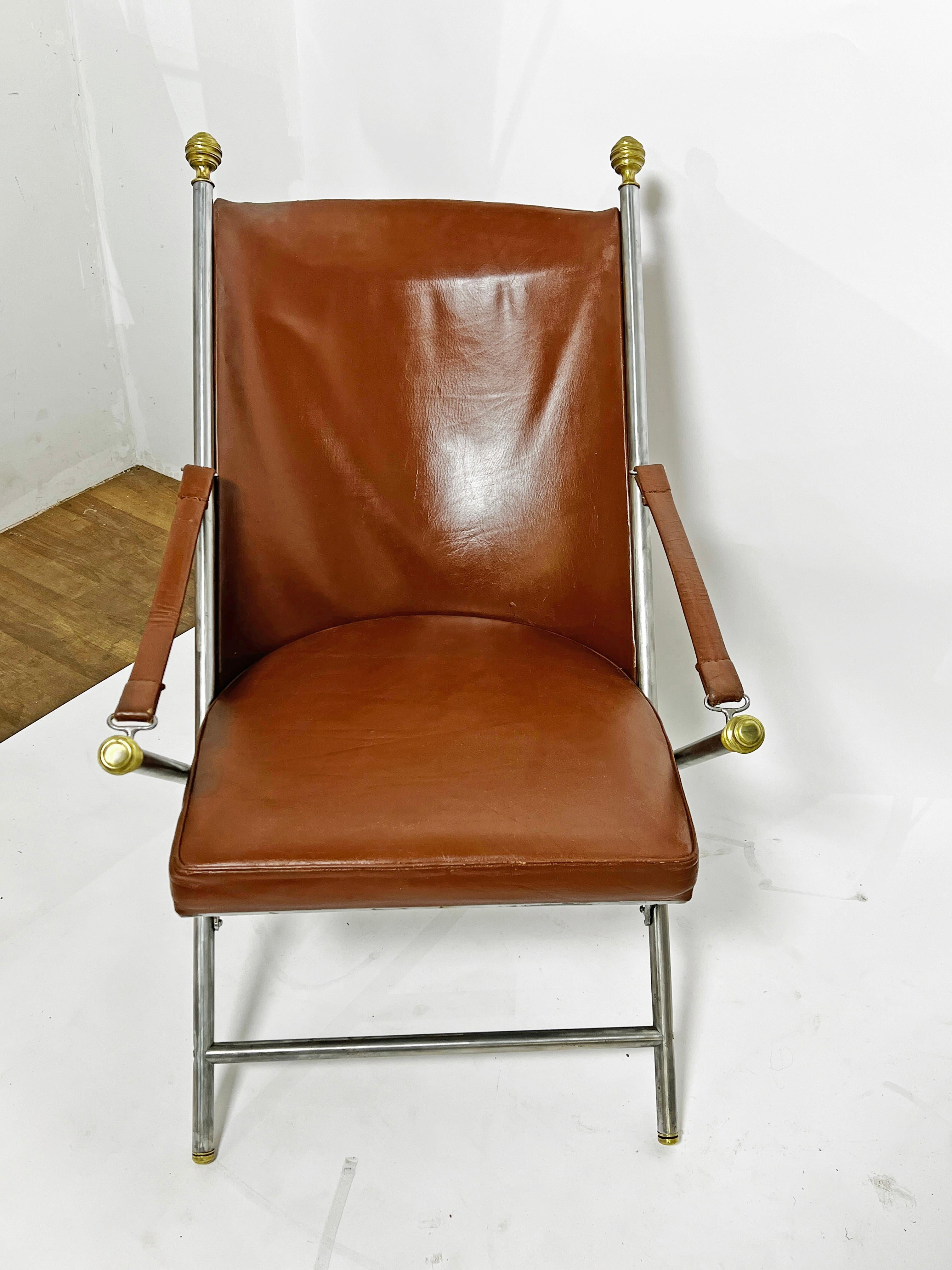 Pareja de sillas de campaña de cuero y metal mixto Ca. 1960s Desconocido en venta