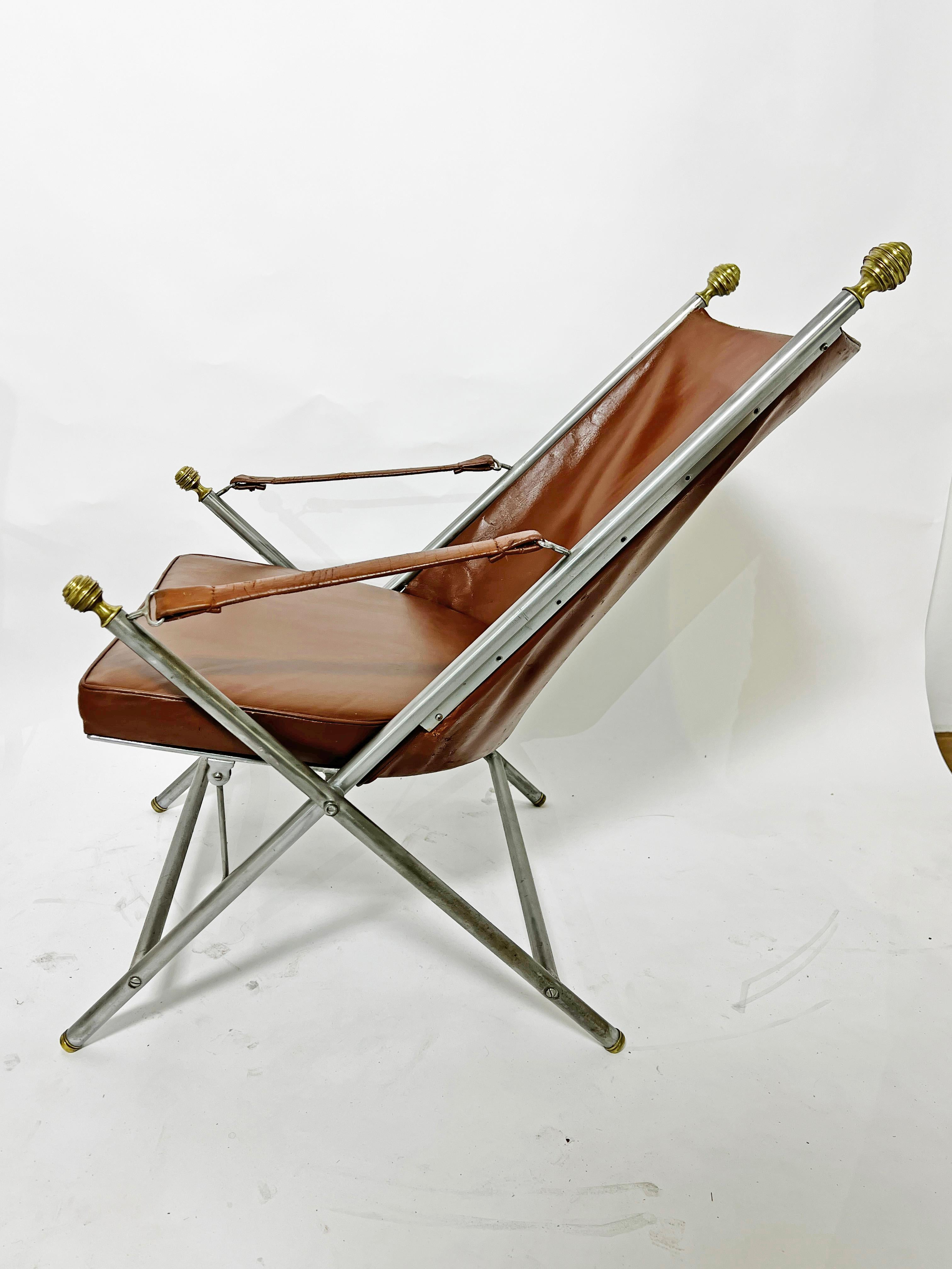Pareja de sillas de campaña de cuero y metal mixto Ca. 1960s en venta 1