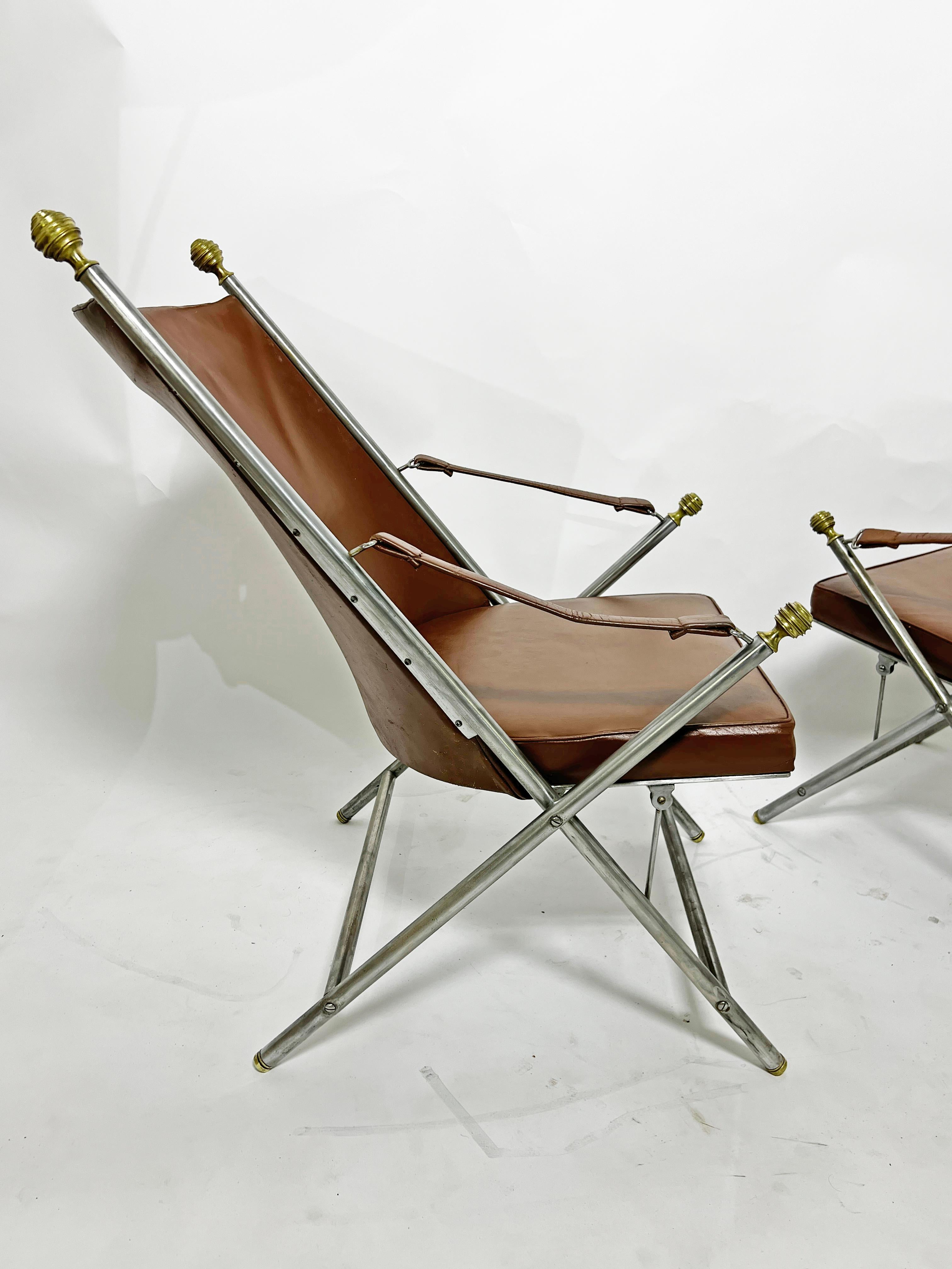 Pareja de sillas de campaña de cuero y metal mixto Ca. 1960s en venta 2