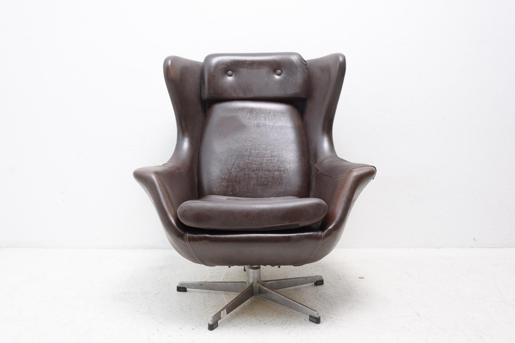 Pair of Leather Swivel Armchairs from UP Zavody, 1970's For Sale 3