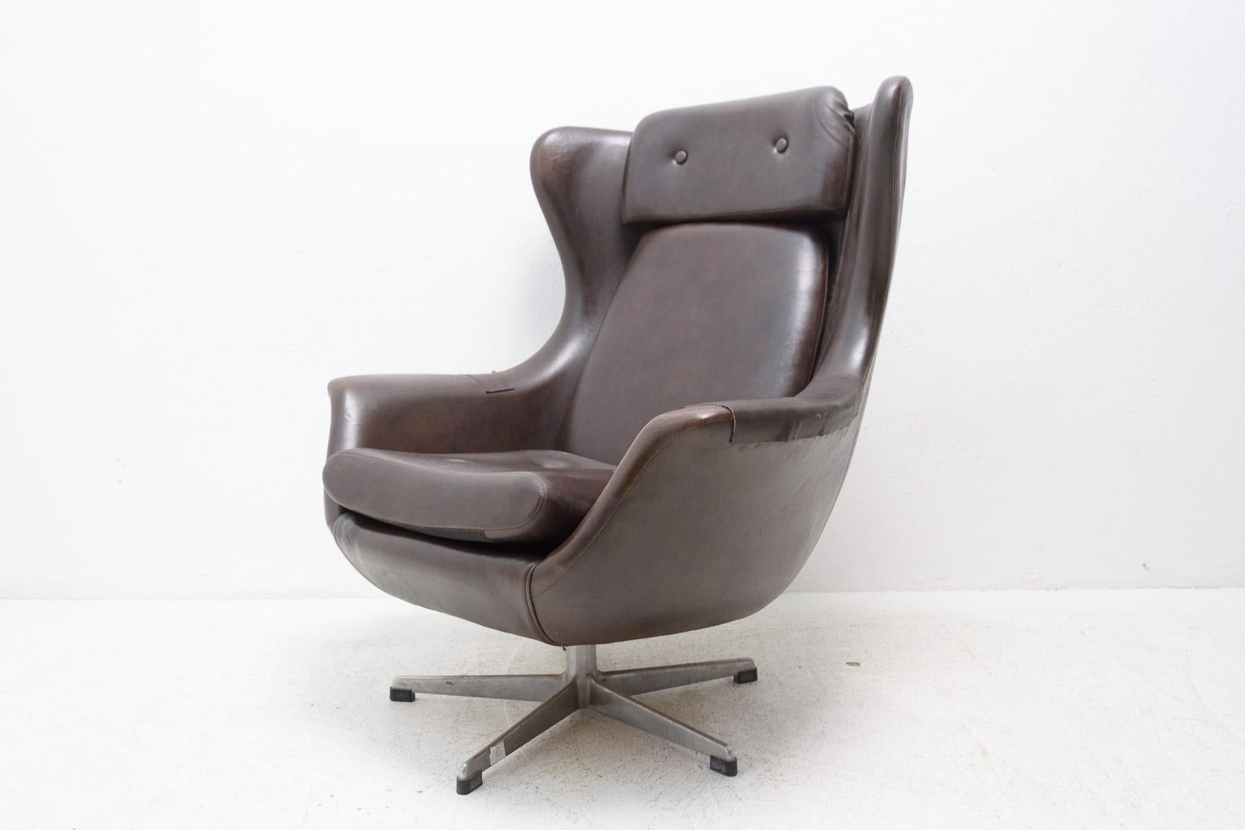 Pair of Leather Swivel Armchairs from UP Zavody, 1970's For Sale 6