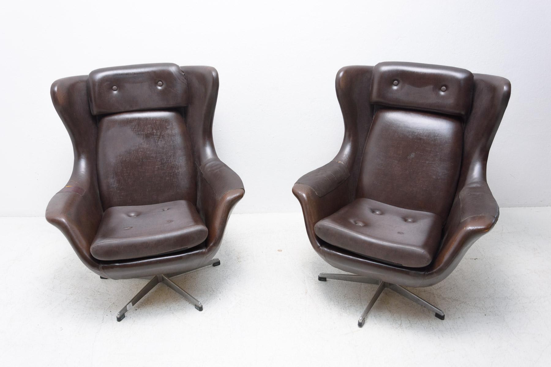 Mid-Century Modern Pair of Leather Swivel Armchairs from UP Zavody, 1970's For Sale