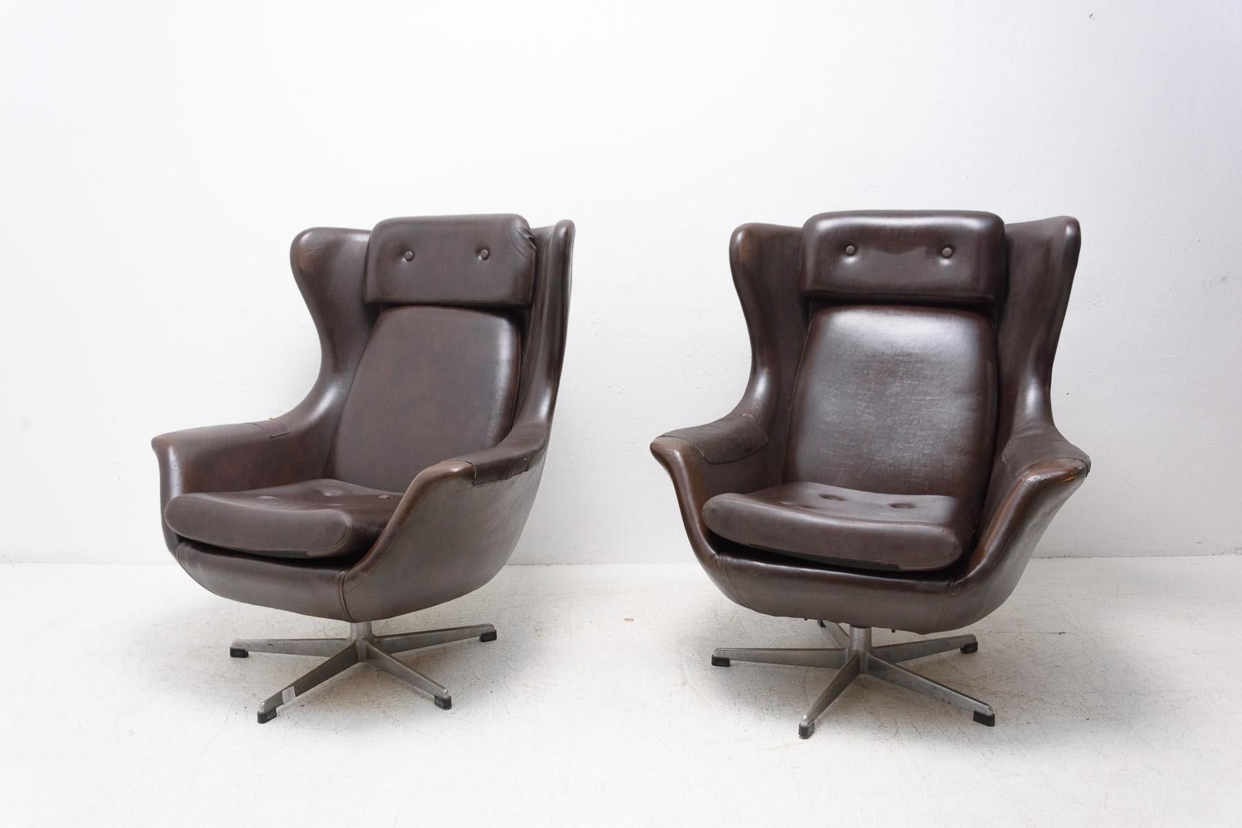 Pair of Leather Swivel Armchairs from UP Zavody, 1970's In Good Condition For Sale In Prague 8, CZ