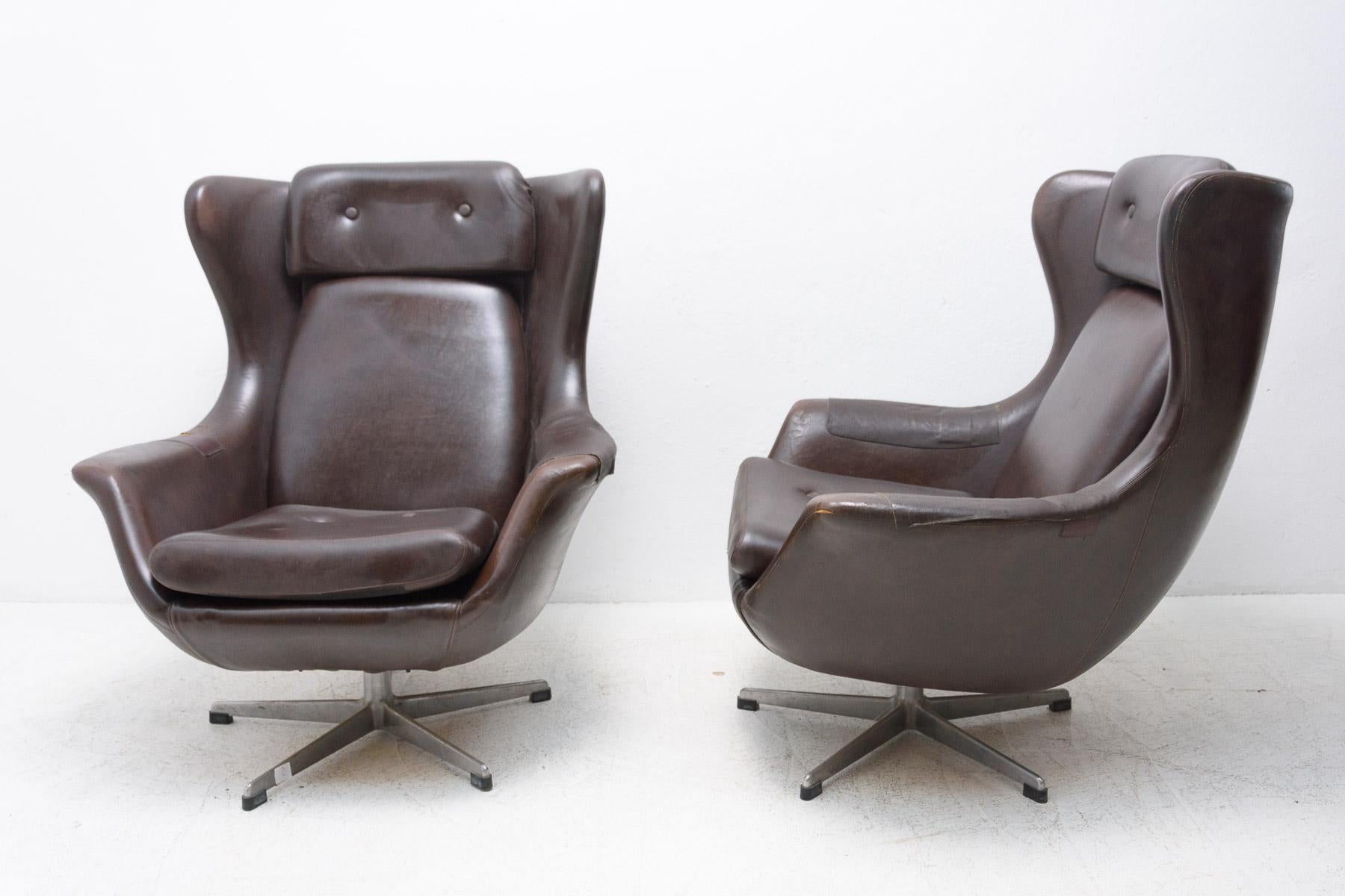 20th Century Pair of Leather Swivel Armchairs from UP Zavody, 1970's For Sale