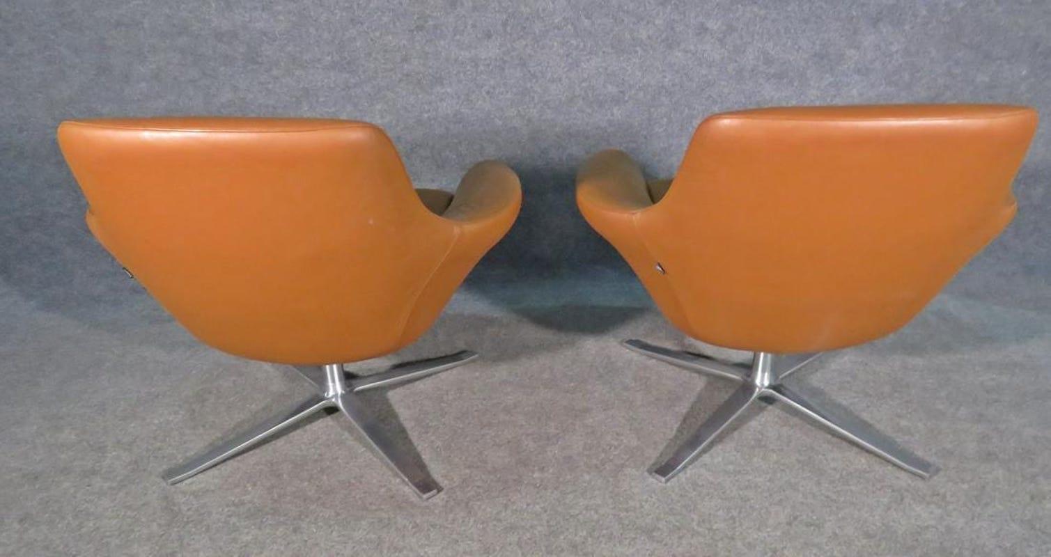 Mid-Century Modern Paire de chaises pivotantes en cuir par Coalesse en vente