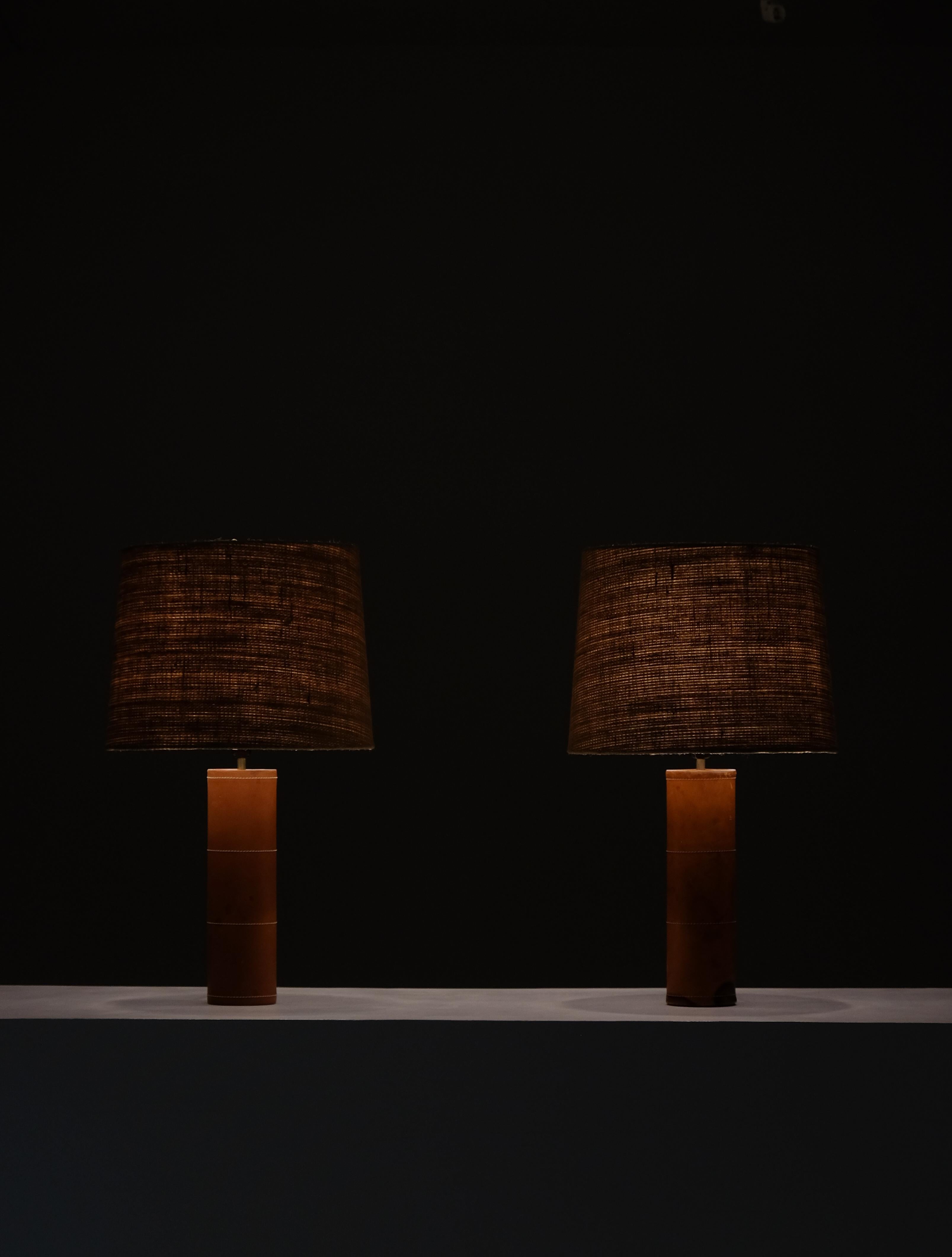 Paire de lampes de table en cuir brun cognac fabriquées par Bergboms, Suède, années 1960.
