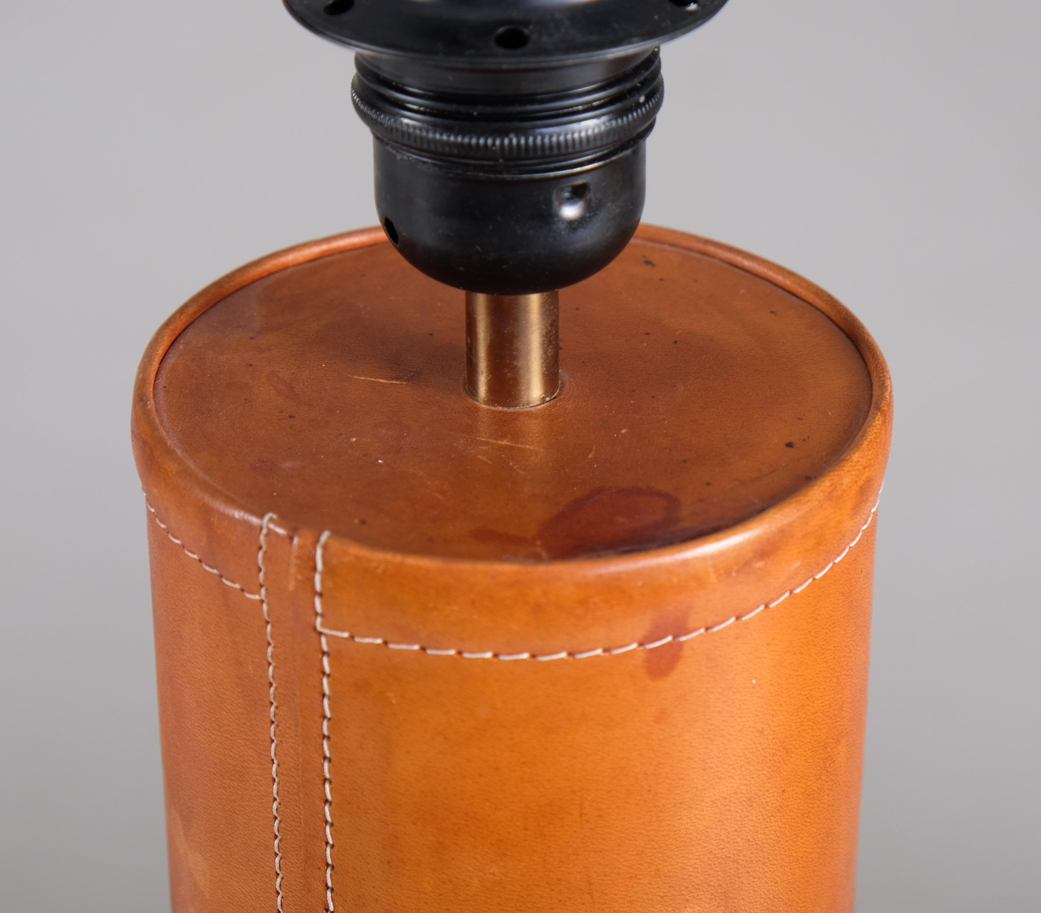 Milieu du XXe siècle Paire de lampes de table en cuir par Bergboms, Suède, années 1960 en vente