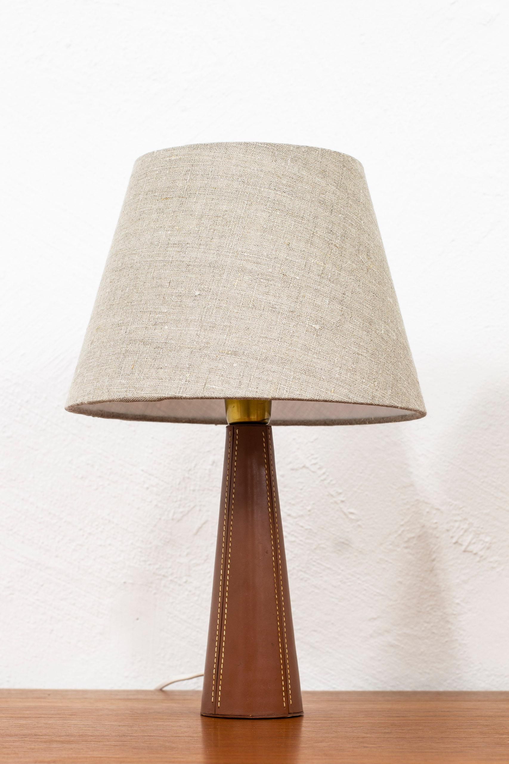 Pair of Leather Table Lamps in the Style of Lisa Johansson Pape, Scandinavian In Good Condition In Hägersten, SE