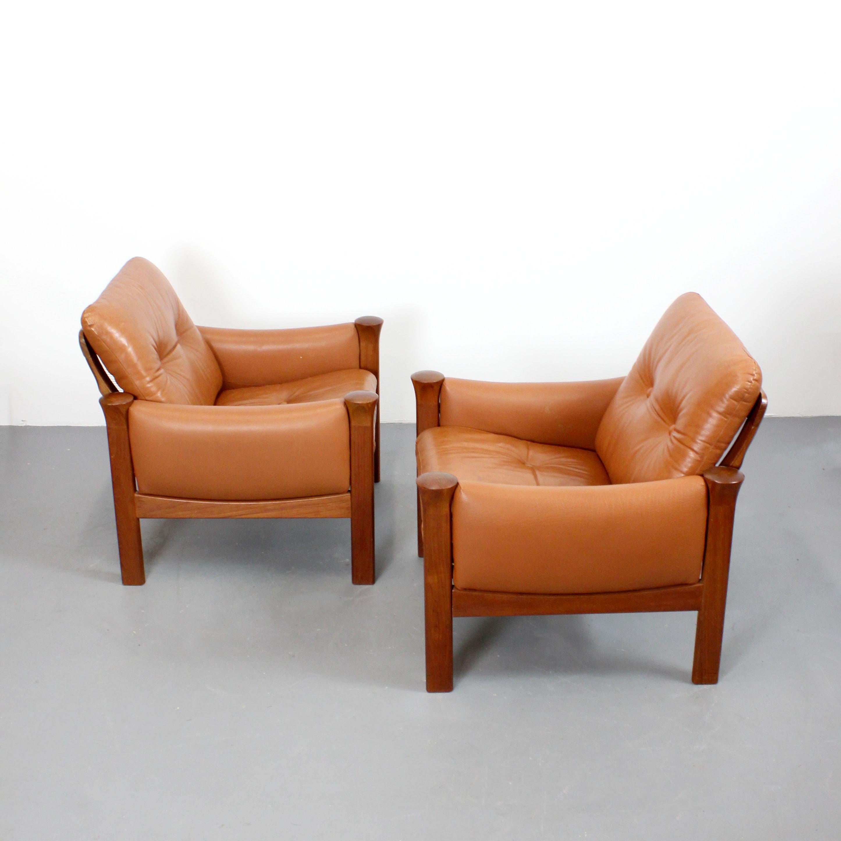 Pair of leather-upholstered armchairs with teak wood frames - Arne Vodder - for Cado - Denmark - c. 1970