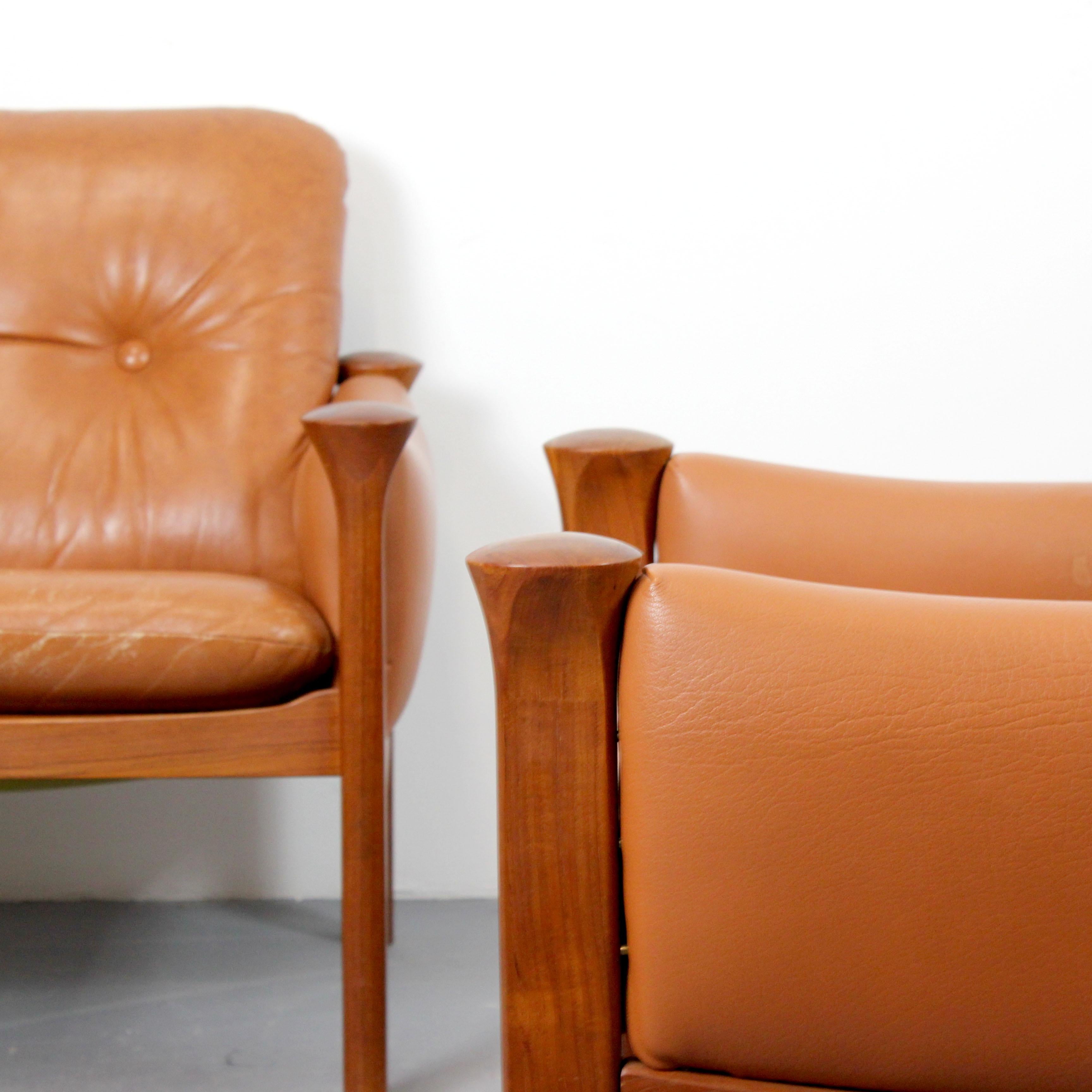 Mid-Century Modern Pair of leather-upholstered armchairs with teak wood frames For Sale