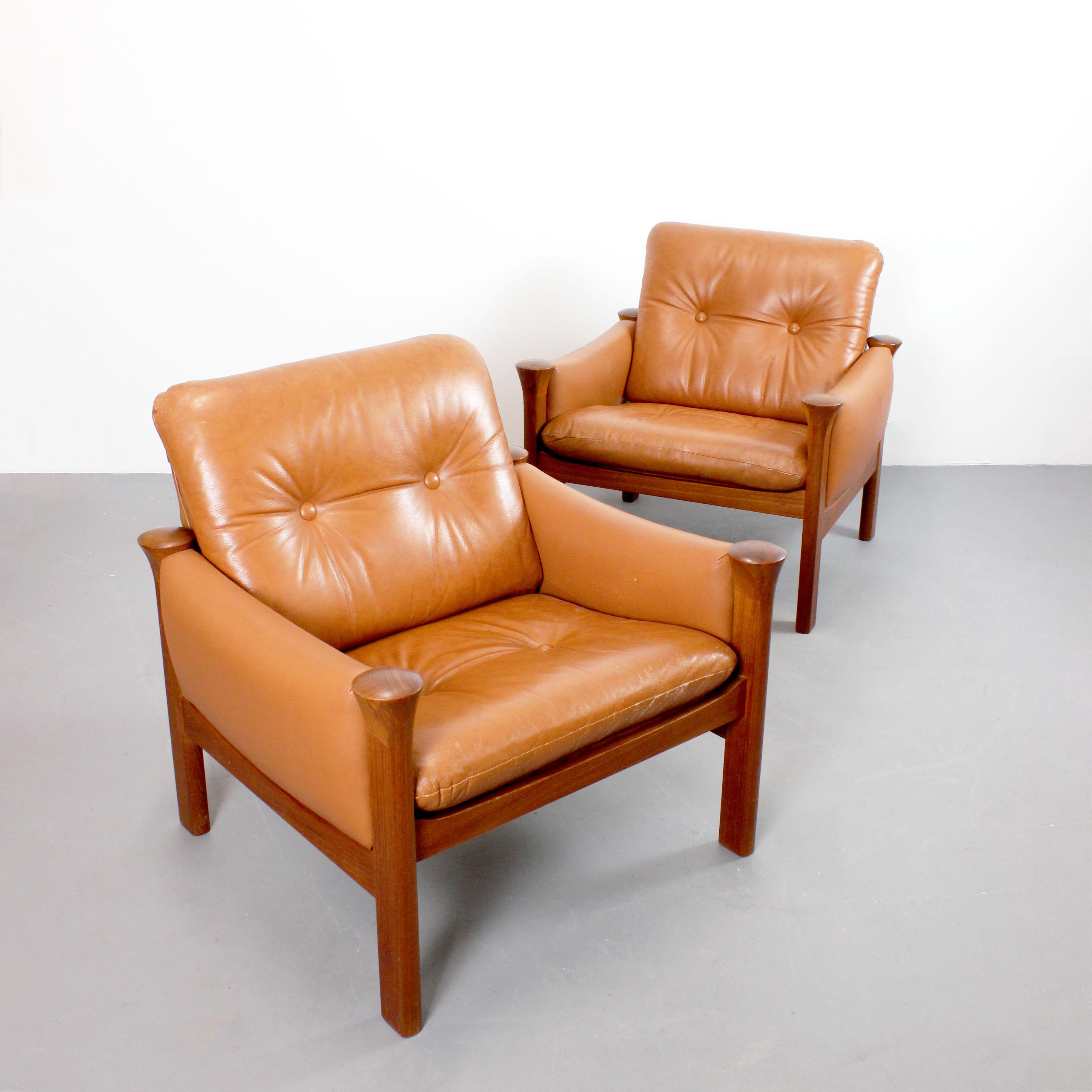 Danish Pair of leather-upholstered armchairs with teak wood frames For Sale