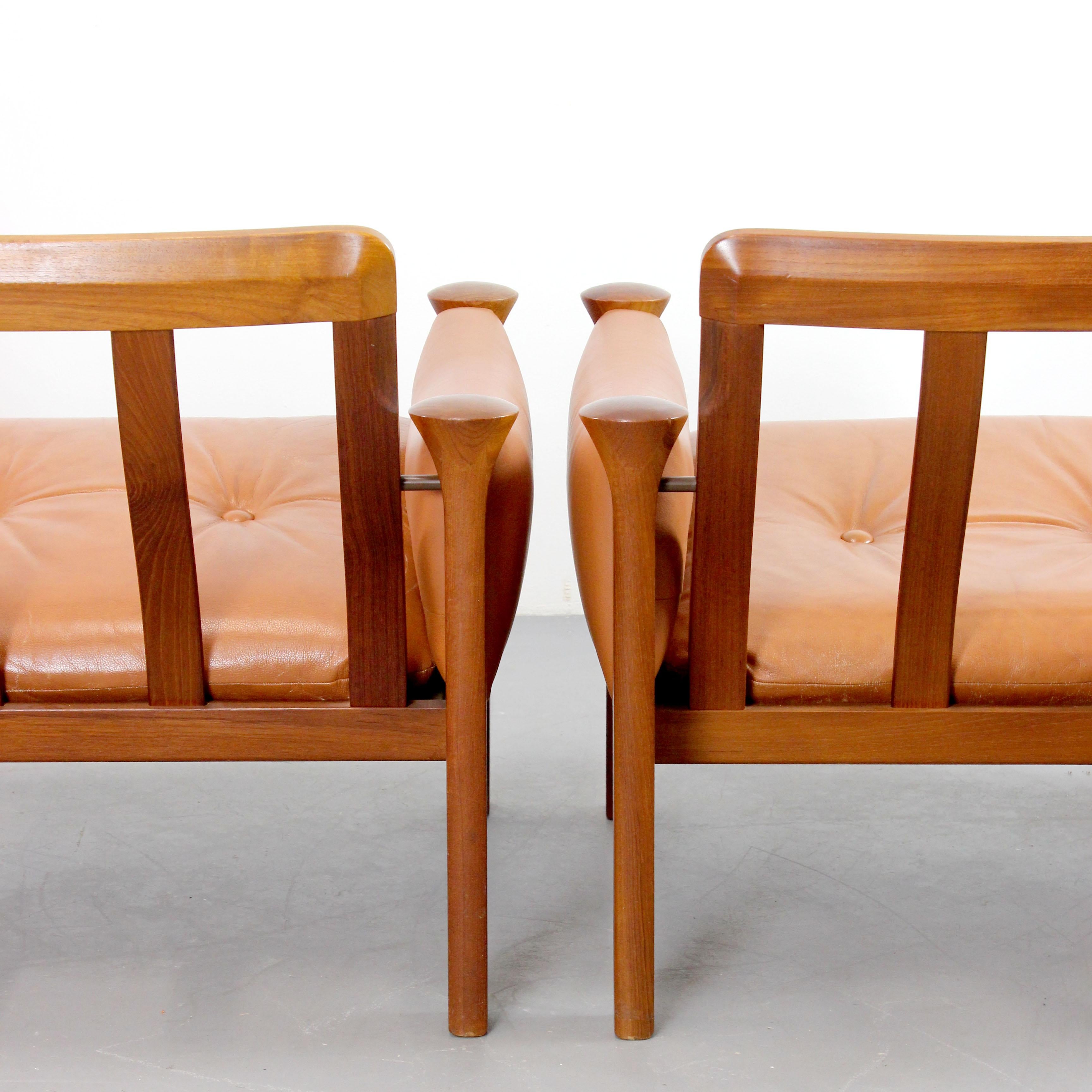 Pair of leather-upholstered armchairs with teak wood frames In Good Condition For Sale In Madrid, España
