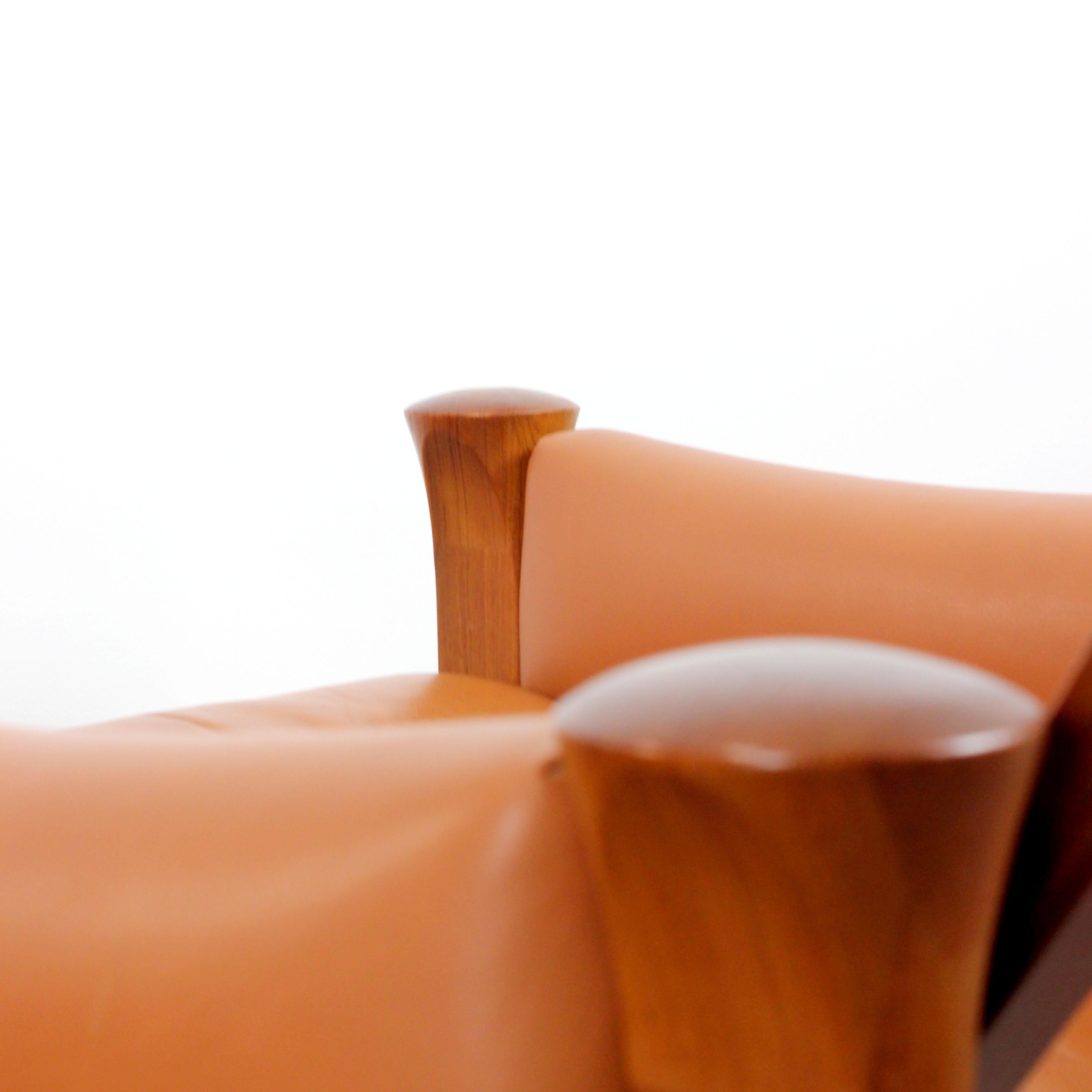 Late 20th Century Pair of leather-upholstered armchairs with teak wood frames For Sale