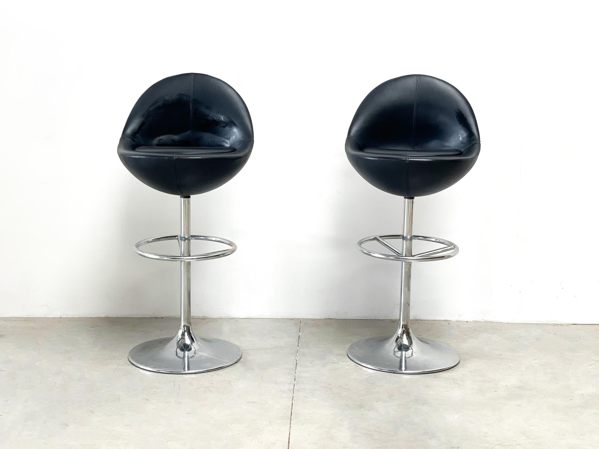 Nice vintage set of bar stools. These stools sral out 1 term! Comfort. The chairs are designed by Börje Johanson. He called these chairs the 