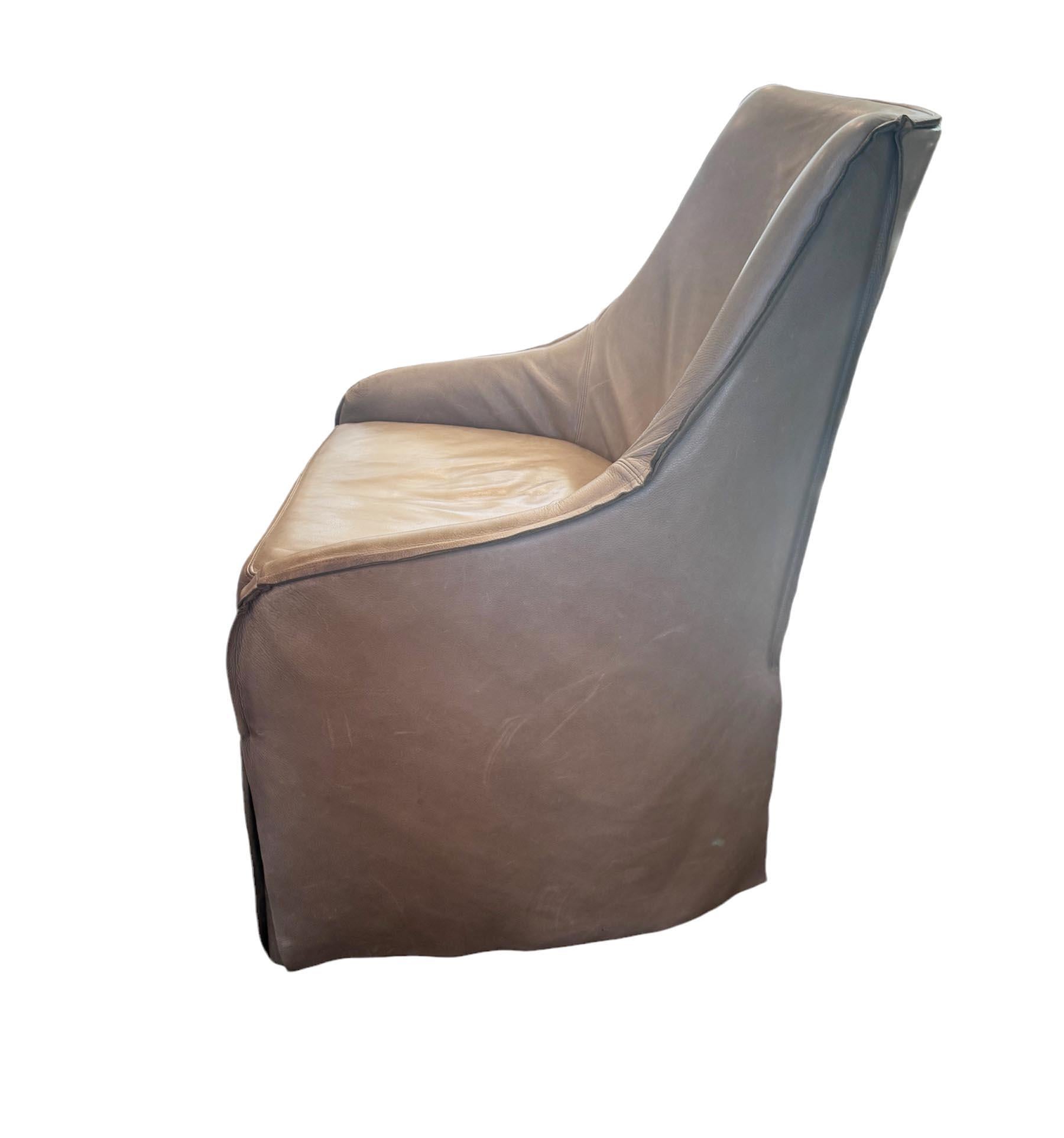 Paar Lederverellenstühle auf Rollen im Angebot 6