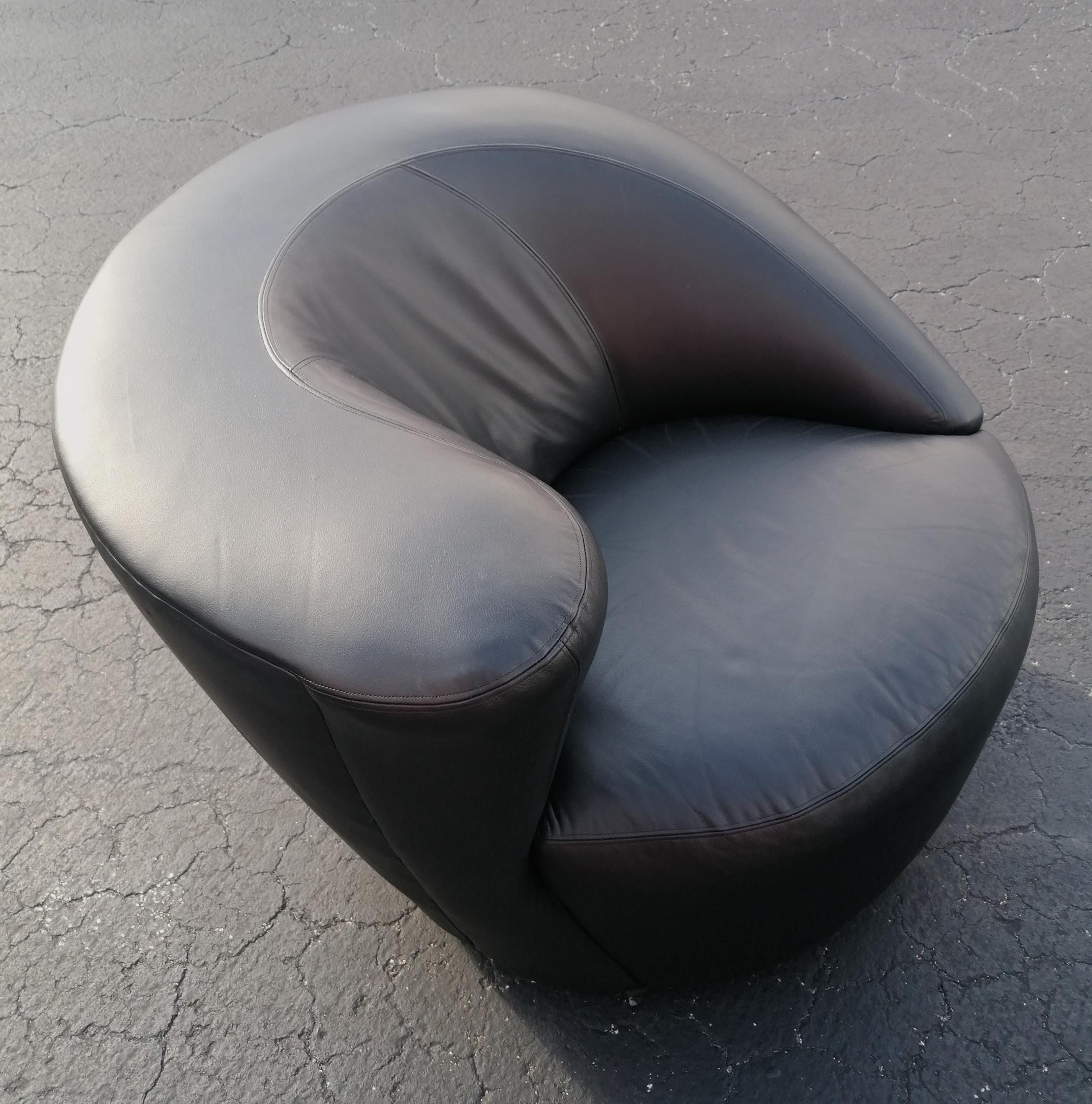 Pair of leather Vladimir Kagan for Directional 'Nautilus' lounge chairs 1970s For Sale 4