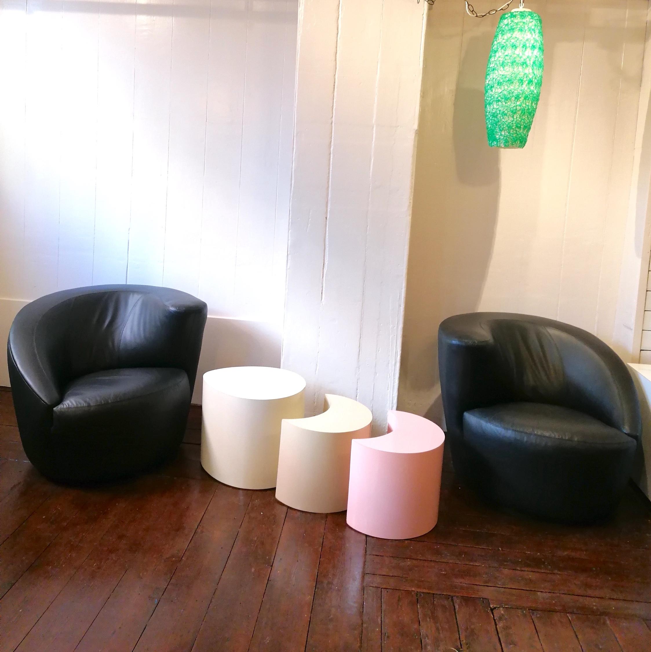 Ein seltenes Paar Vladimir Kagan 'Nautilus' Lounge Chairs, in original schwarzem Leder. Entworfen für Directional USA (vollständig etikettiert), 1970er Jahre. Directional ist der einzige Hersteller von authentischen Kagan Nautilus Stühlen.
Die